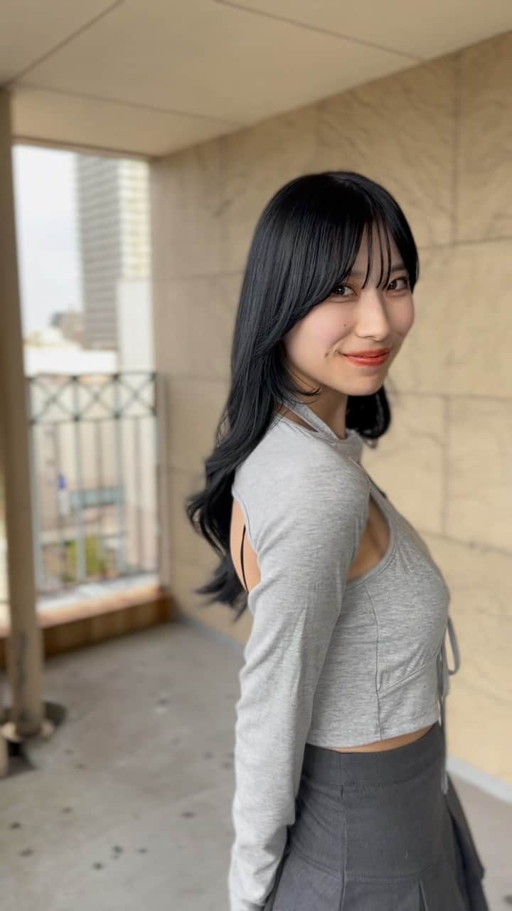 のインスタグラム：「本日は船橋セミナーでした！！ 千葉の方の熱気がめちゃめちゃすごかったです！ スライドも沢山作ったのでより理解度が高いといいなと思いました🙆‍♀️ 定休日は美容師さん向けの活動をやっていますので 質問などあればDMからご相談ください✨ ˗˗˗˗˗˗˗˗˗˗˗˗˗˗˗˗˗˗˗˗˗˗˗˗˗˗˗˗˗˗˗˗˗˗˗˗˗˗ ⁡ ◌ @eisho_coa  ⁡ 前髪顔周りのどんな悩みも 是非ご相談下さい✨ ⁡ ☑︎流し前髪だけど要望と違う ☑︎前髪顔周りを切られすぎる ☑︎顔周りがなくて困っている ☑︎前髪が巻きづらく上手くいかない ☑︎変な毛がいつも前髪に出てくる ☑︎扱いづらくて困っている ☑︎おでこが狭くて悩んでいる ⁡ などなど 少しでも気になることは全てお聞かせ下さい✨ メモ持ってきても大丈夫です📝 ⁡ ˗˗˗˗˗˗˗˗˗˗˗˗˗˗˗˗˗˗˗˗˗˗˗˗˗˗˗˗˗˗˗˗˗˗˗˗˗˗ ⁡ ⁡ ◌ 料金 ◌ ・カット ¥8800 ・カット 𓂃 トリートメント ¥12100 ・カット 𓂃 カラー ¥17600 ・カット 𓂃 カラー 𓂃 トリートメント ¥22000 ⁡ ※初回のみ指名料+¥3300かかります。 2回目以降は指名料無料です。 ⁡ ⁡ 𓂃 よくあるご質問 𓂃 ⁡ ⁡ Q . 予約はどうしたらいいですか？ ⁡ ✎ プロフィールのURLからお待ちしております✨ ⁡ ⁡ Q . 場所はどちらですか？ ⁡ ✎ 東京都中央区銀座6-13-9 GIRAC GINZA 7F 【銀座駅5分、東銀座駅から徒歩3分】 ⁡ ⁡ Q . 投稿に可愛い子しか載っていないですが、 私が行っても大丈夫ですか？ ⁡ ✎もちろん大丈夫です。 僕のお客様は【3歳〜74歳】の 子連れ様から老若男女幅広いの方が ご来店してくださっております。 女性は必ず可愛くします！ 実は男性のカットも得意です。 最近ご紹介もかなり多いです✨ ⁡ Q . どんな美容師？ ⁡ ✎ お話するのが好きです✨ ただ施術中は技術に没頭する時があり その時はあまり話さなくなります✂︎ ⁡ Q . カウンセリングはしっかりしてもらえますか？ ⁡ ✎もちろんです！ 前髪顔周りの生え際、癖毛、割れめ、こめかみ、 頬骨、えら、丸顔、面長、りんかく などのお悩みもしっかりカウンセリングさせて頂いてから 施術に入らせて頂きますのでご安心ください✨ ⁡ ⁡ カットは【前髪】【ロングレイヤー】 が好きですが、 ミディアム、ボブ、ショート、 メンズカットも好きです。 巻きも得意なので、 知りたい方はなんでもお伝えします✨ ⁡ カラーはブリーチなしのワンカラーで 【艶感】【透明感】【くすみ感】が出るように 300種類以上の中から 独自の配合で調合しております。 ⁡ ストレートはダメージを最小限で抑えられるように かなりこだわっています！ 微アルカリ〜弱酸領域の範囲で施術するので 基本的に【ヘアカラー】と同時施術が可能です✨ ⁡ トリートメントはできるだけ長持ちできるように 【手触り】【質感】にこだわっています！ あとはアウトバスのヘアケアも重要なので 興味ある方はしっかり説明しています✨ ⁡ パーマは最近持ちの良いデジタルパーマが好きです。 熱処理する事で普通のパーマより持ちが良くなります。 僕の使う薬剤は基本的にダメージを最小限でかけるので コテを使って巻いても大丈夫です。 巻かなくても普段のスタイリングはかなり楽になります✨ ⁡ #銀座　#千葉　#前髪カット　#顔周りカット　#小顔カット　#おくれ毛カット　#顔周り　#前髪　#シースルーバング　#かきあげ前髪　#小顔に見える顔周り #小顔カット #似合わせカット　#おくれ毛　#前髪顔周り似合わせ」
