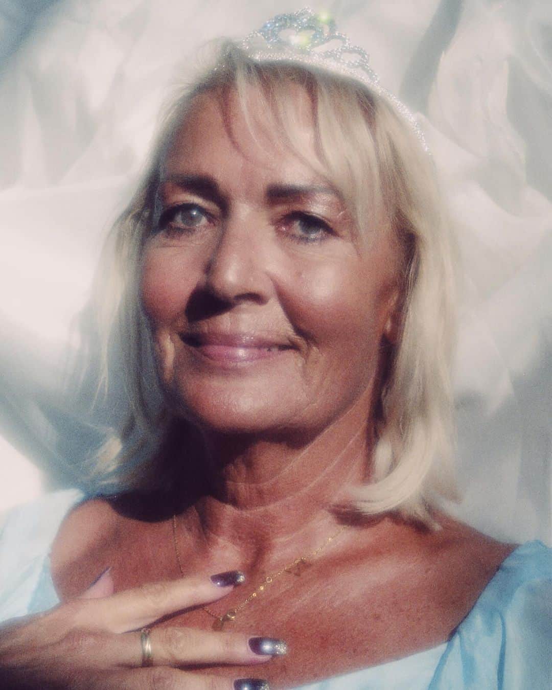 のインスタグラム：「Today we are thrilled to present @suarezangela, featured in the exhibition “Spanish Women: A contemporary portrait of strength and beauty”part of the 8th edition of the PhotoVogue Festival taking place in Milan from November 16th to 19th.  __   Hoy estamos encantados de presentar a @suarezangela, parte de la exhibición “La mujer española: un retrato contemporáneo de fuerza y belleza”, en la octava edición del Festival PhotoVogue que tendrá lugar en Milán del 16 al 19 de noviembre. __   In her project, "Reinventing,"Angela Suarez has been capturing the essence of Spanish women over the age of 50 since 2022, following my return to Madrid. She is particularly drawn to this stage in their lives as it represents a remarkable phase of reinvention. These women, retired, widowed, divorced, or with grown-up children, find themselves in a liberating and transformative period filled with new possibilities.  The artist firmly believes that this empowering moment should not be overlooked, as these women exude confidence, knowledge, and the courage to pursue what they have always desired. Through her photography, she aims to highlight their strength, resilience, and the beauty that comes with embracing change and charting new paths in life. Each portrait is a celebration of their unique stories and the extraordinary journey they embark on during this vibrant phase of their lives.」