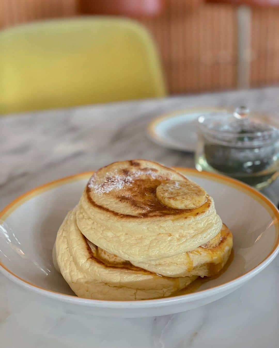 金子実加のインスタグラム：「いったんお茶して甘い美味しいもの食べてリフレッシュした方が良い🥞🍫☕️🫖 チョコレートは外せないです。  #ginza #bills #パンケーキ #pancake #ビルズ #ビルズ銀座 #銀座 #銀座ランチ #銀座カフェ #東京 #東京カフェ #カフェ #カフェランチ #おしゃれカフェ #チョコレートソムリエ」