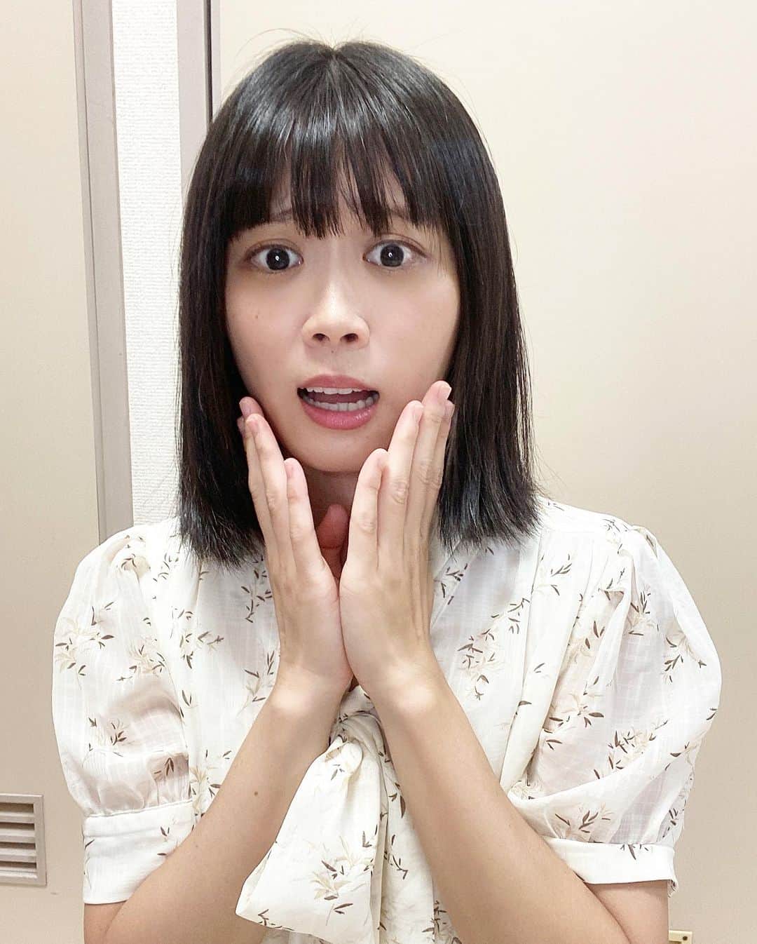 のインスタグラム：「#好像有新影片  對於日本工作🇯🇵 這次訪問了三位在日本工作的朋友，果然各行各業都有辛苦的地方，日本上下階級與對身邊的人的禮貌，剛開始我也很不習慣 一切都是邊做邊學習， 高壓社會，但要自己學會紓解壓力跟每件事情不要看太重，適時的偷懶， 開心最重要！ 一起來玩寵物島 Livly Island 紓壓吧🥳  快去影片看10遍喔💓 謝謝被我採訪的三人  NANA @jc_nanaho10  年年 @nensuke_t  阿典 @ryo51910  —————- #シュアンYouTube更新   今回新しい動画は日本在住で台湾の友達にインタビューしました！  やはり色んな職業は大変なところもいっぱいある！  先輩後輩制、周りの方に気を使うなどなど、 私もこうやってやりながら、真似しながらやってきた。  ストレス社会っていうんだけど、 ストレス発散はほんとに重要！ 色んな事を抱き込まらないように、考えないすぎるように、 たまにもサボる！  ハッピーは第一だよ！ ストレス発散はリヴリーアイランドだな！ 一緒に遊ぼう🥳  インタビューさせてくれた友達に感謝！日本の生活楽しもうー！」