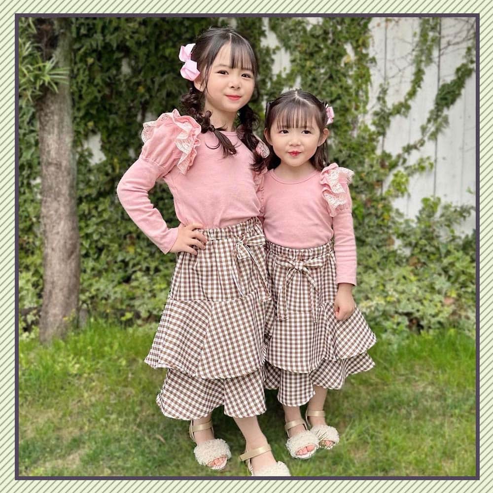 mamagirl ママガールさんのインスタグラム写真 - (mamagirl ママガールInstagram)「@mamagirl_jp  姉妹のピンクリンクコーデをご紹介🎀 女の子はやっぱりピンクがだ～いすき💓 かわいらしさ全開の秋コーデにテンションが上がっちゃいますね✨  @mr_twins8.4 さんの投稿を引用させていただきました✍️ ・・・・・・・・・・・・・・・・・・・・・・ ギャザーたっぷりに 刺繍とフリルのデザインでほんと贅沢すぎる🥹💕 　 　 双子が8月生まれなので 夏のお花でひまわりを刺繍していただきました🌻’-  ブラウスもぽわん袖になってて お気に入り❤︎ ・・・・・・・・・・・・・・・・・・・・・・ photo by @mr_twins8.4 @___si.il_ @saori421ralph @_emmababy_816 @kaju.baby    素敵なお写真ありがとうございます☺ 『ママガール』ではオシャレも子育ても楽しみたいママさんに向けて発信中✨ @mamagirl_jp や #mamagirl のタグ付けをして下さった投稿からも紹介しております。  是非、タグ付けやハッシュタグをつけて投稿してみてください🌷  #mamagirl #ママガール #こどものいる暮らし #赤ちゃんのいる暮らし #丁寧な暮らし #シンプルな暮らし #おうち遊び #おうち時間 #女の子ファッション #女の子ママ #親バカ部 #むすめこーで #むすめふく #キッズコーデ #キッズファッション #姉妹 #お揃いコーデ #姉妹コーデ #姉妹リンクコーデ #姉妹おそろい #ピンク #ピンクリンクコーデ」10月3日 20時00分 - mamagirl_jp