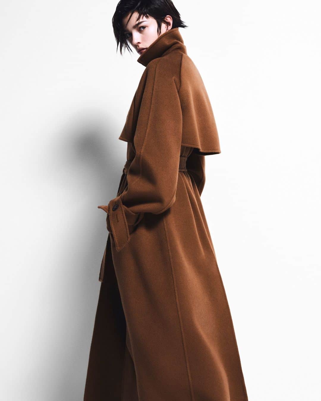 マックスマーラのインスタグラム：「The #MaxMaraFW23 Atelier Coats collection celebrates the pure innovation of fabric, shape and quality. Tap the link in bio to explore more. #MaxMara」