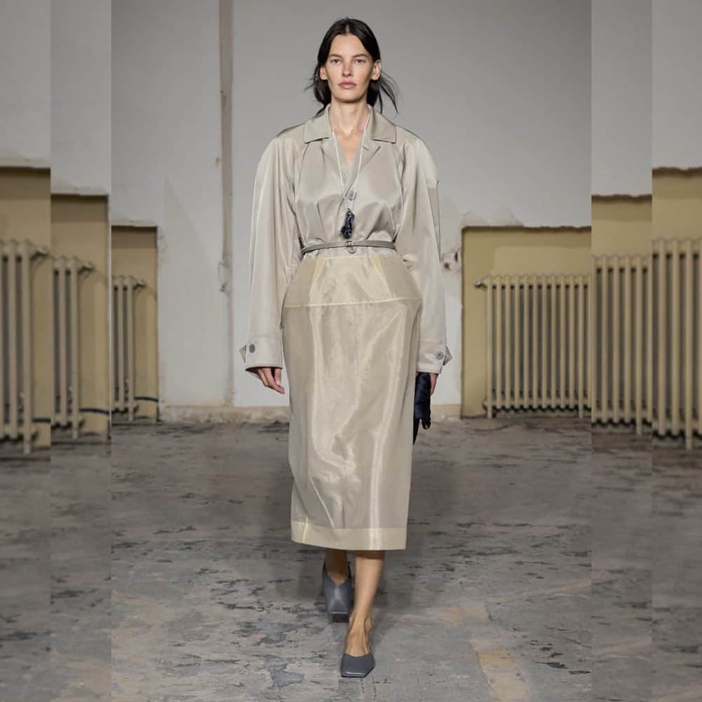 のインスタグラム：「@carven by Designer: @louise_trotter_  Fashion Editor/Stylist: @suzannekoller  Hair Stylist: @paulhanlonhair  Makeup Artist: @lauren.parsons  Casting Director: @arthurmejean」
