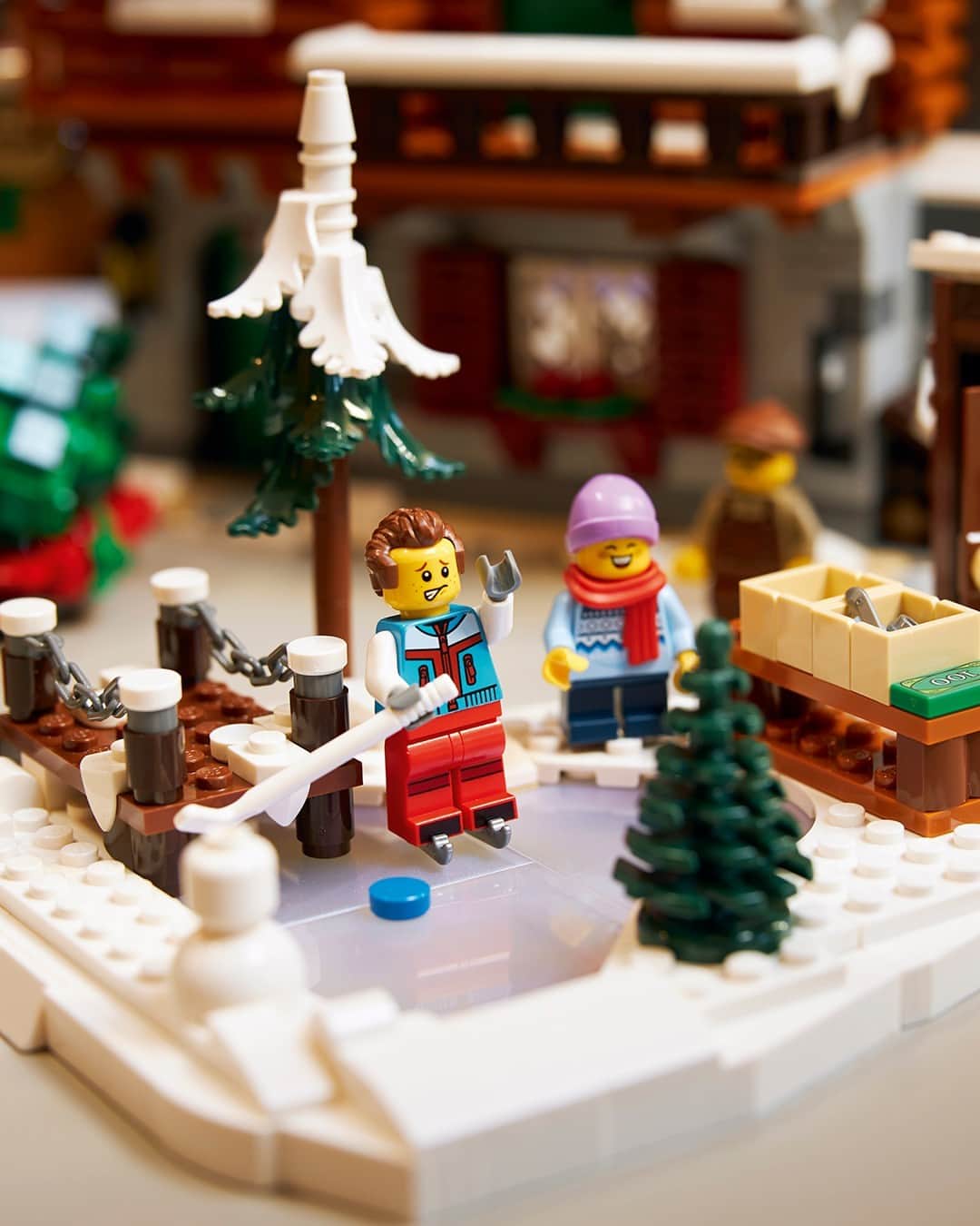 LEGOさんのインスタグラム写真 - (LEGOInstagram)「Ready for the holidays yet? We’ve got the perfect way to cozy up with the family and relax! ❄️🌲😍  #LEGO #LEGOIcons」10月3日 20時01分 - lego