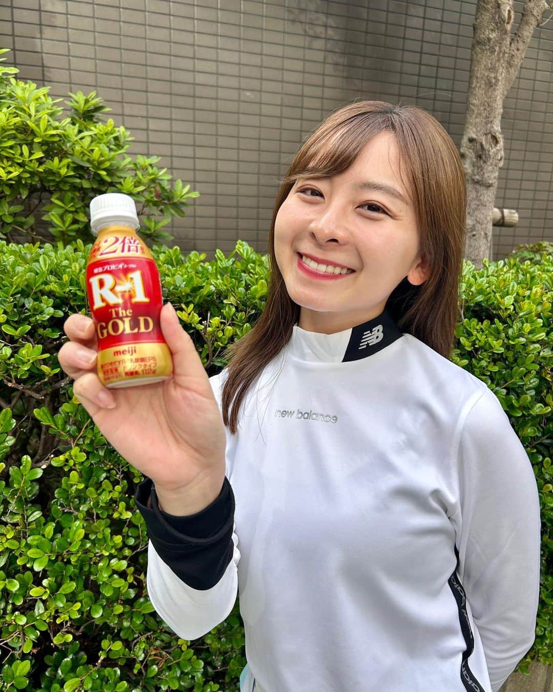 のインスタグラム：「なんと今日１０月３日に明治さんから発売した新商品「明治プロビオヨーグルトR-1 The GOLD」！！ 私はよく家族で疲れた時にR-1を飲んでいました！ 今回の新しいR-1はEPS2倍！ 疲れた時はこれ☺️  みなさんも飲んでみてくださいね！ ・ ・ #PR #R-1 #The GOLD #体調管理 #EPS2倍」
