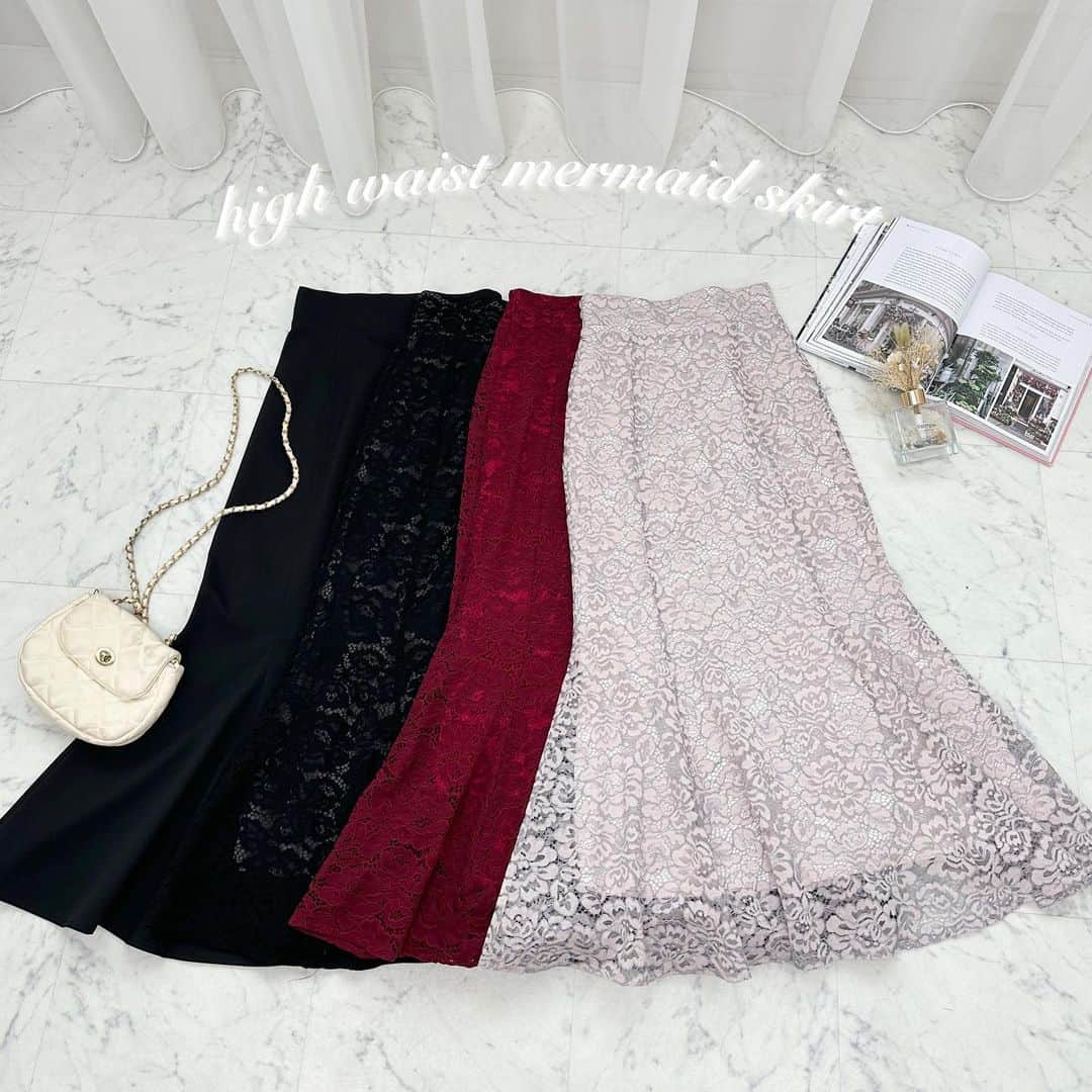 apres jour(アプレジュール) のインスタグラム：「【new arrival🎀】10/5(thu) 21:00〜 ⁡ ◆シーズンレスで楽しめる定番スカート ⁡ 大人かわいいコーデに必須のマーメイドスカート。 トップスを選ばず何にでも合わせられる無地と エレガントさを際立ててくれるレース生地をご用意。 適度なマーメイドラインが女性らしさを演出し 歩くたびにゆれる裾が軽やかで上品。 ⁡ 後ろウエストはゴム仕様なので着脱もらくちん◎ 透け感を気にすることなく着ていただけます。 ⁡ コンパクトなニットで大人レディなコーディネートも ゆるっとオーバーサイズのスウェットでカジュアルダウンさせても◎ トップス次第で様々な表情をお楽しみいただけます。 ⁡ ⁡  #アソートハイウエストマーメイドスカート 商品番号🔎981756 サイズ…F/XL ¥3,995(taxin) ⁡ ⁡ こちらの画像はインスタ用に加工しておりますので、カラーの雰囲気が実際の商品と異なる場合がございます。 商品ページにてカラーのご確認をお願い致します。 ⁡ #ZOZOでしか買えない #アプレジュール #アプレ部」
