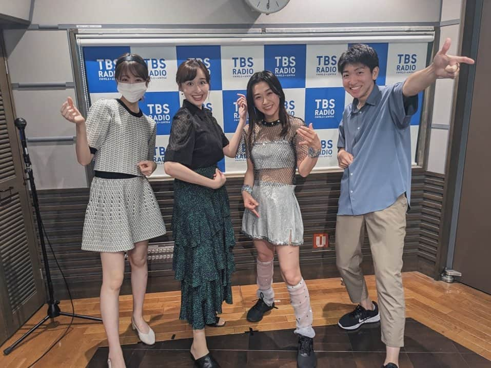 名倉七海のインスタグラム：「2023,09,28 (thu) TBSラジオ 「パンサー向井の #ふらっと」 ご視聴いただきありがとうございました！  今回スタジオで エアギターの生パフォーマンスを させて頂いたのですが、、  なんと！ 喜入アナウンサーと、 エレキギターが趣味という 宇賀神アナウンサーが生実況をして下さいました🎤  なんと贅沢な…😫✨ ありがとうございました、、！！  そして髙橋ひかるさんとも 一緒にエアギターが出来て とてもたのしいひとときでした🌷  エアネス〜〜👐👐 本当にありがとうございました！  * 公式instagram(@flat_954 ) に 生パフォーマンスの動画を載せて頂きましたので そちらも合わせてチェックお願いいたします◎  * 一枚目のお写真、 公式HPから拝借させて頂きました🙇‍♀️  #radio #tbs #tbsradio  #パンサー向井のふらっと #喜入友浩 アナウンサー #髙橋ひかる さん #宇賀神メグ アナウンサー」