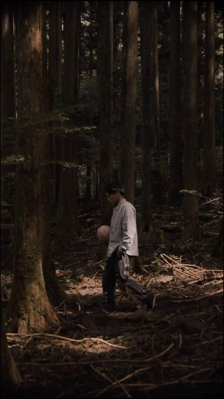 のインスタグラム：「Feel the nature🌿  edit - @power_style_ksk  film - @kazuki_murata_   #xlarge #xlarge_snap #xlargejp #street #fashion #reel #freestylefootball #mbz #dance #edit #creater」