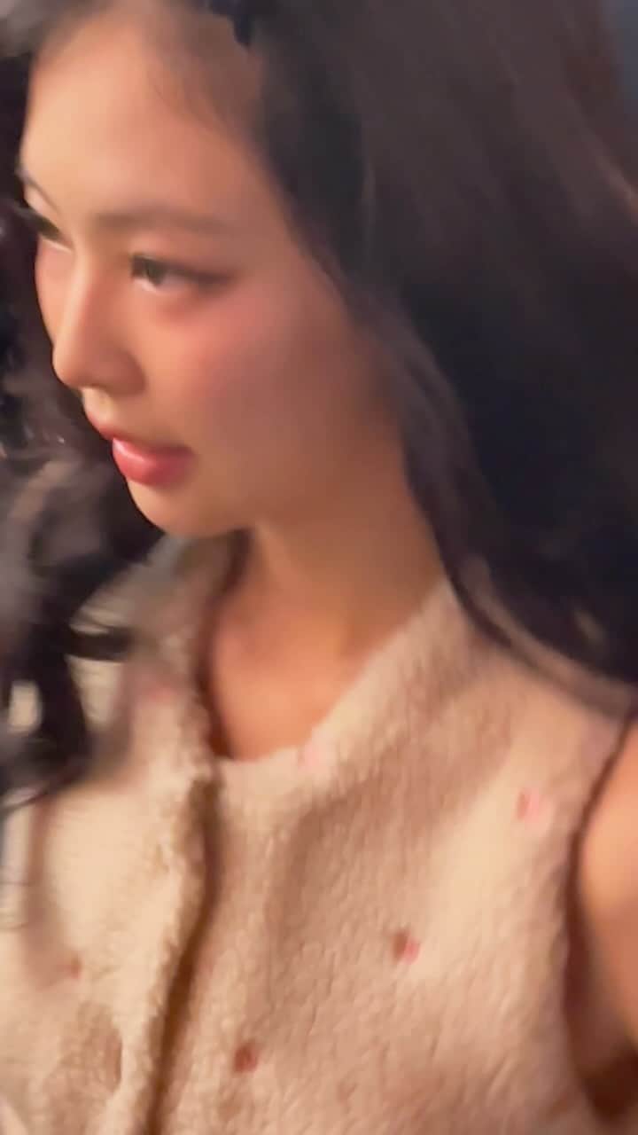 のインスタグラム：「ノースリーブトップスとショートパンツの爽やかなセットアップ。シャネルのアンバサダーのジェニーは、フロントロウでUsherとハリ・ネフの間に着席。Usherの競演ライブも将来、夢じゃないかも？？　 #JENNIExCHANEL #CHANEL #CHANELSpringSummer #CHANELShow #JENNIE #JennieRubyJane #ParisFashionWeek #PFW」