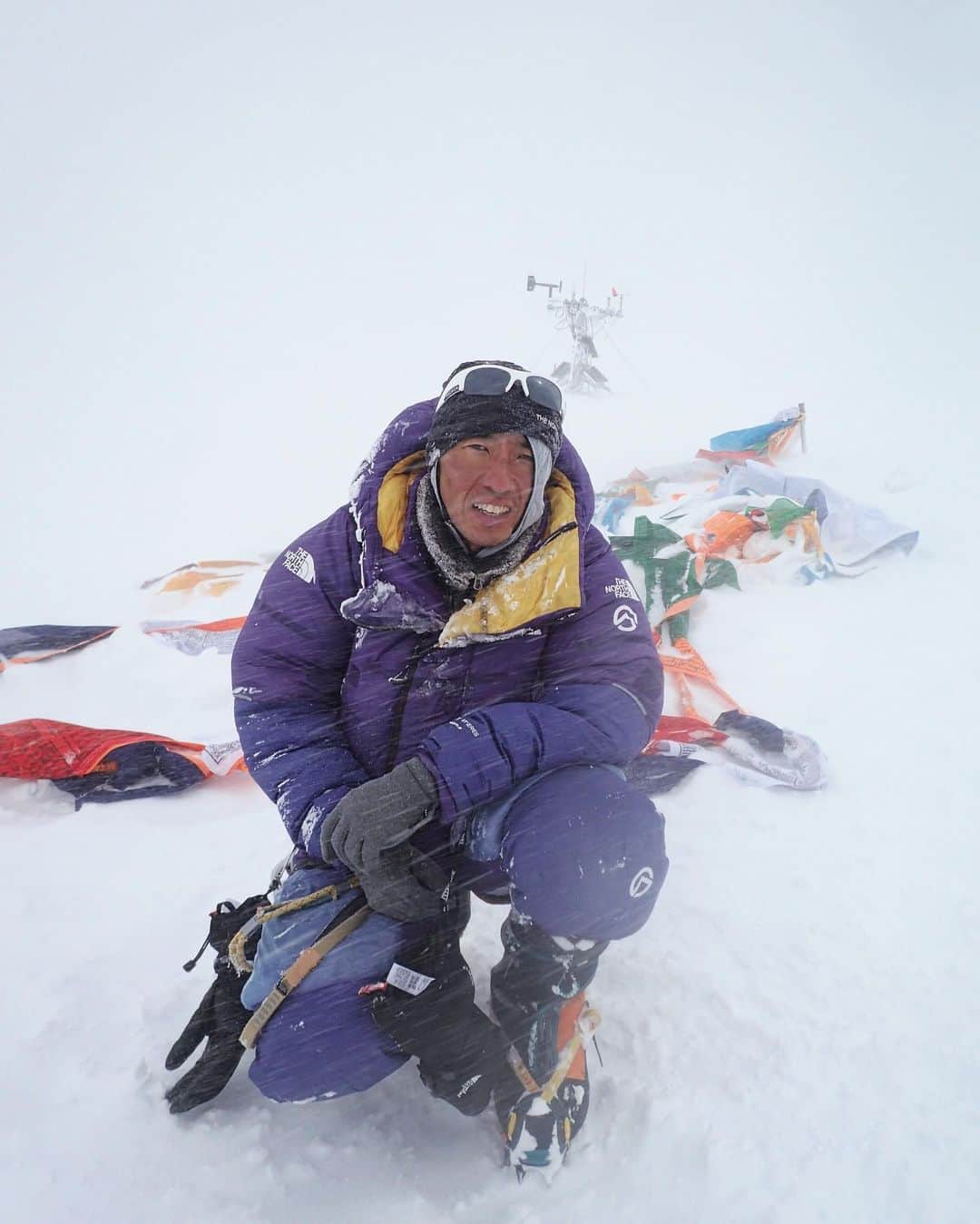 石川直樹さんのインスタグラム写真 - (石川直樹Instagram)「For Himalaya⑫ I summited Cho-Oyu, 8201m, on 14:40 October 2nd 2023. My 13th 8000ers. 2023年10月2日14時40分、チョオユーに登頂しました。が、ただの登頂ではなかった。今までの自分の経験上、ここまで苦労したことはない。3回トライしたK2よりも、頂上を間違えて1週間で2度登ったカンチェンジュンガよりも、もしかしたらきつかった。。 標高6200mのCamp1からのダイレクトサミットプッシュ（これだけでもやばい）。チベット時間の10月1日夜21時頃にC1を出て、C2、C3を飛ばし、頂上付近8100mに着いたのは午前11時過ぎ、なのに最高点8201mに達したのは15時前。この4時間に何があったのか。8000m以上の標高にこれだけ長くいたのは初めてで、ちょっといろいろなことを覚悟した。 比較的、登るのが容易だと言われ続けてきたチョオユーでこんなことになるとは…。詳細はまた今度。」10月3日 20時02分 - straightree8848