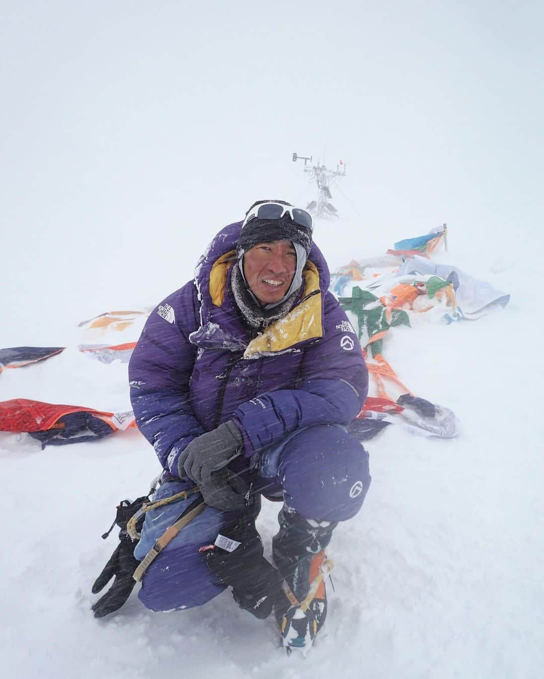 石川直樹のインスタグラム：「For Himalaya⑫ I summited Cho-Oyu, 8201m, on 14:40 October 2nd 2023. My 13th 8000ers. 2023年10月2日14時40分、チョオユーに登頂しました。が、ただの登頂ではなかった。今までの自分の経験上、ここまで苦労したことはない。3回トライしたK2よりも、頂上を間違えて1週間で2度登ったカンチェンジュンガよりも、もしかしたらきつかった。。 標高6200mのCamp1からのダイレクトサミットプッシュ（これだけでもやばい）。チベット時間の10月1日夜21時頃にC1を出て、C2、C3を飛ばし、頂上付近8100mに着いたのは午前11時過ぎ、なのに最高点8201mに達したのは15時前。この4時間に何があったのか。8000m以上の標高にこれだけ長くいたのは初めてで、ちょっといろいろなことを覚悟した。 比較的、登るのが容易だと言われ続けてきたチョオユーでこんなことになるとは…。詳細はまた今度。」