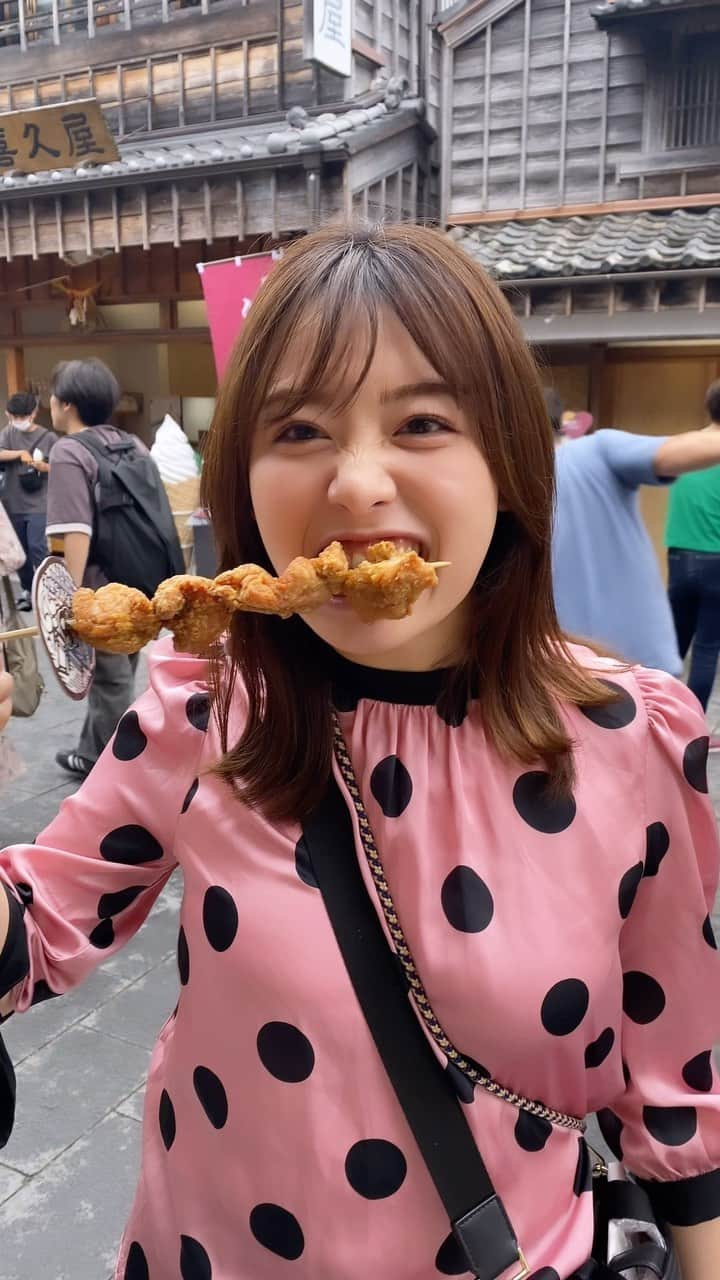 辰巳さくら（さくてん）のインスタグラム：「からあげ食べてる時は 基本ご機嫌な女です🐔🩷 🐔さんいつもありがとう🥺🥺🥺  #からあげ好き #おかげ横丁 #おかげ横丁食べ歩き #伊勢 #伊勢神宮 #伊勢グルメ #伊勢神宮おかげ横丁 #家族旅行」