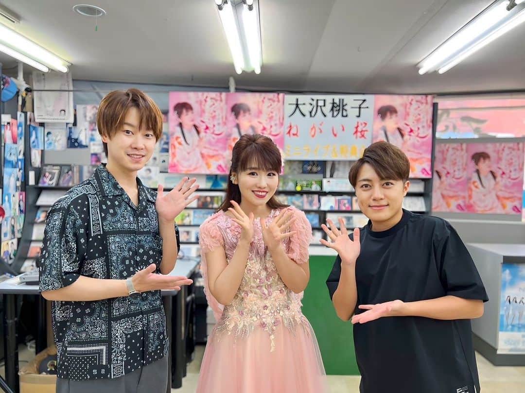 はやぶさのインスタグラム：「こんばんは。 こちらの写真は先日鈴木楽器さんでお会いした先輩の大沢桃子さんとのお写真です^_^ 作詞作曲の際のお名前はなかむら椿さんです！！  【EN】  Good evening. This pictures are with Momoko Osawa san, one of my seniors whom I met the other day at Suzuki Gakki-san ^_^.  Her pen name is Nakamura Tsubaki-san when she writes lyrics!  #はやぶさ #ヒカル #ヤマト #大滝ひかる #駿河ヤマト #イベント #一日一枚  #写真  #hayabusa #hikaru #yamato #event  #picstory  #picstagram #photooftheday  #photogram  #hayabusadiary  #はやぶさの日記  #fotohariini」