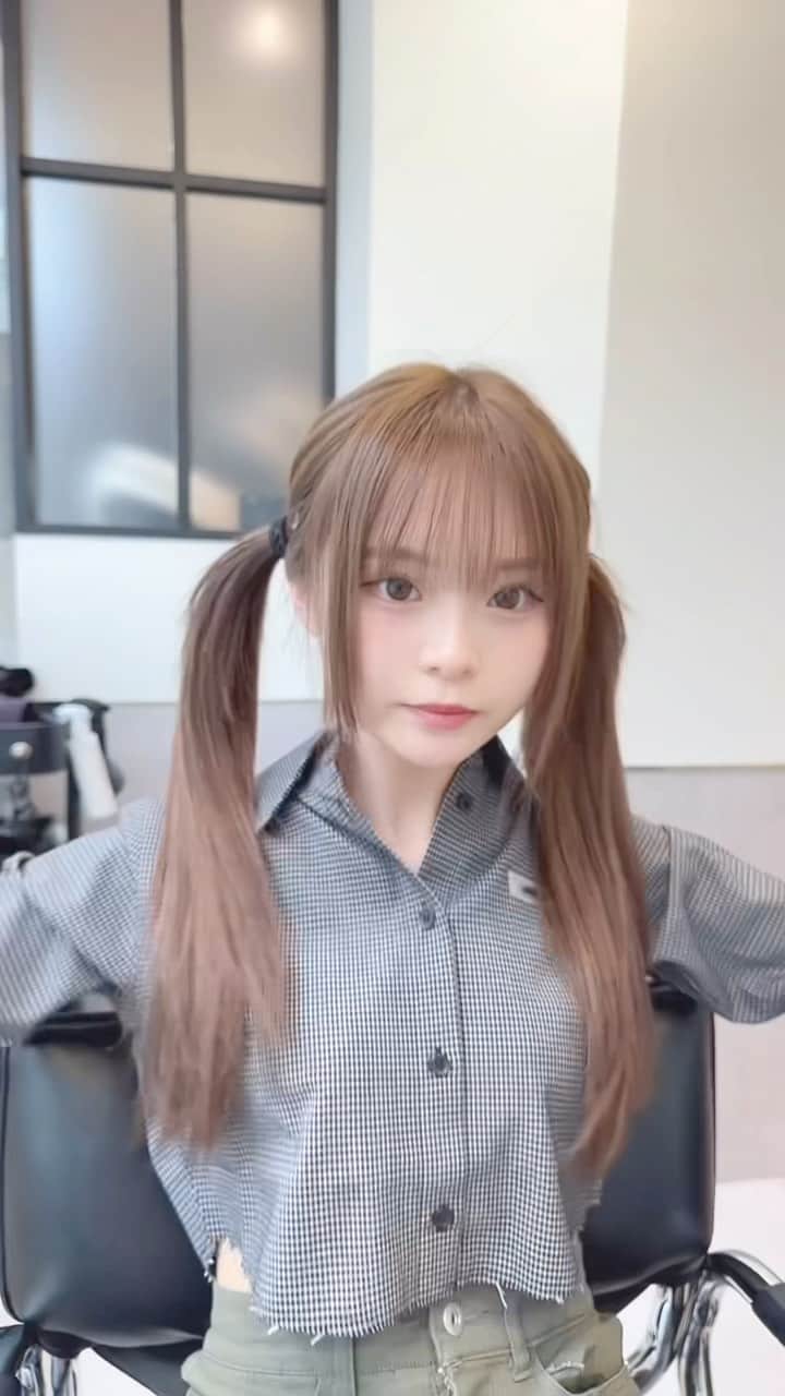 のインスタグラム：「可愛い！と思ったらコメントしてね🫶🏻 ⡱  ˗˗˗˗˗˗˗˗˗˗˗˗˗˗˗˗˗˗˗˗˗˗˗˗˗˗˗˗˗˗˗˗˗˗˗˗˗˗ ⁡ ⁡ ⁡ ⁡ 【時短で巻けるやり方✨. 】 ⁡ ⁡ ⁡ ◌ @ukita_bob  ⁡ ご質問はコメント欄にお願いします！ ⁡ ⁡ ⁡ ⁡ ˗˗˗˗˗˗˗˗˗˗˗˗˗˗˗˗˗˗˗˗˗˗˗˗˗˗˗˗˗˗˗˗˗˗˗˗˗˗ ⁡ ⁡ ◌ 料金 ◌ ・カット ¥8,800 ・カット 𓂃 トリートメント ¥12,000 ・カット 𓂃 カラー ¥16,000 ・カット 𓂃 カラー 𓂃 トリートメント ¥19,000 ⁡ ⁡ ⁡ 𓂃 よくあるご質問 𓂃 ⁡ ⁡ Q . 予約はどうしたらいいですか？ ⁡ ✎ プロフィールのURLからお待ちしております。 ⁡ ⁡ Q . 場所はどちらですか？ ⁡ ✎  DX SHARE SALON 東京都渋谷区神宮前1-9-8 KI-438ビル 1F-A 【原宿駅、明治神宮前駅から徒歩4分】 ⁡ ⁡ Q . 投稿に若い子しか載っていないですが、 私の年齢でも大丈夫ですか？ ⁡ ✎ もちろん大丈夫です。 僕のお客様は現在【7歳(小学2年生)〜61歳】の方が ご来店してくださっております。 女性は全員可愛くします。 ⁡ ⁡ Q . どんな美容師？ ⁡ ✎ 施術中は喋りすぎず喋らなすぎず 絶妙なリラックスラインを狙います。 ⁡ カットは【ボブ】【ショートボブ】が好きですが、 ミディアム、ロングも好きです。 ⁡ カラーはブリーチをしなくても 【透明感】【くすみ感】が出るところを こだわっています。 ⁡ ⁡ ⁡ 𓂃 #ボブ #切りっぱなしボブ #ボブヘアー #ボブヘア #ボブスタイル #ミニボブ #前下がりボブ #ボブアレンジ #ショートボブ#シースルーバング #前下がりボブ #外ハネボブ #小顔カット #似合わせカット #ヘアアレンジ #어레인지 #헤어 #헤어컷 #밥 #hairlove #hairfashion #hairtransformation #haircolor」