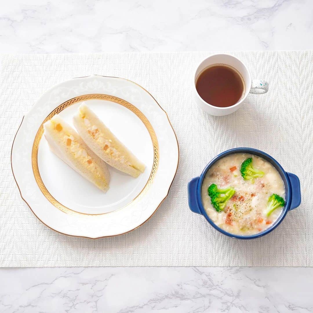 高橋晴香さんのインスタグラム写真 - (高橋晴香Instagram)「豆腐と食べるちょい飯🍽 ⁡ ⁡ おかめのちょい飯シリーズに最近ハマってて♡ ⁡ ⁡ 今日は、たまごサンドにちょい飯のクラムチャウダーをプラス✨ ⁡ ⁡ 具材入りで手軽に美味しく食べられる新しいスタイルのお豆腐🫶(とろみ野菜・クラムチャウダー・担々スープの3種類あるよ) ⁡ ⁡ そのままでも良いんだけど、クラムチャウダーにブロッコリーを入れて食べてみた🥦 ⁡ ⁡ タンパク質はもちろん、ブロッコリーに含まれるビタミンやミネラルも摂取出来るし◎ ⁡ ⁡ うま味のあるまろやかな味わいのスープで美味しいの😋 ⁡ ⁡ 何よりレンジで3 分、簡単に調理出来るから便利なんだ👌 ⁡ ⁡ 豆腐の栄養も摂れて、低カロリーなお豆腐だからしっかり食べても大丈夫🙆‍♀️ ⁡ ⁡ ヘルシーだし、私はタンパク質補給の切り札として、このちょい飯を小腹が空いた時・仕事の合間・忙しい日に利用をおすすめする💁‍♀️ ⁡ ⁡ さっと済ませられて後片付けも楽だし🤍 ⁡ ⁡ ちょい飯は東北・関東・甲信越・静岡のスーパーマーケットで発売されてるよ❣️ ⁡ ⁡ #PR #ちょい飯 #ヘルシー #手軽 #簡単調理 #レンジで3分かんたん満足ちょい飯豆腐 #レンジで3分簡単ヘルシーちょい飯豆腐  #レンジで3分タンパクおやつちょい飯豆腐 #タカノフーズ #おかめ豆腐」10月3日 20時12分 - haruka_takahashi0127