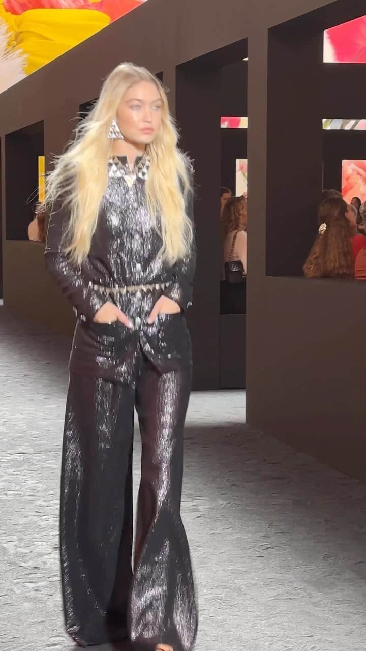 Vogue Españaのインスタグラム：「De @gigihadid a @jilla.tequila (en chanclas), así ha sido el desfile de @chanelofficial en #PFW ✨」