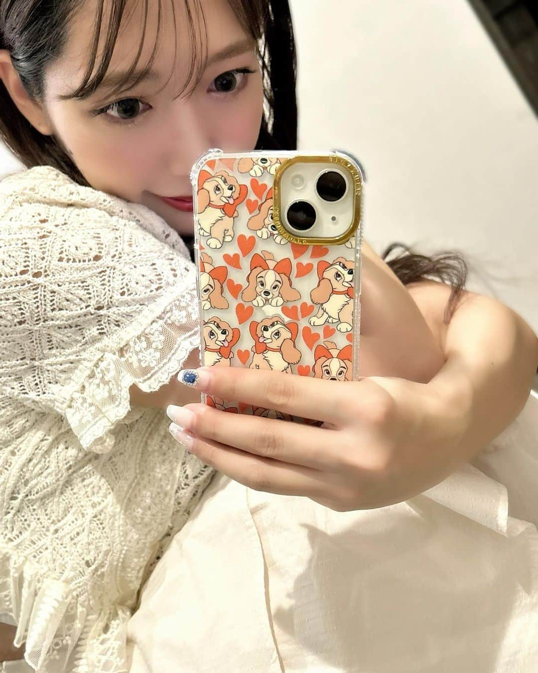 野中美郷のインスタグラム：「♡ 可愛いスマホカバーを @skinnydipjapan さんから ご提供していただきましたー🥺❤️  Disneyとのコラボいっぱいあって 一つ選ぶの大変だった😮‍💨💭 ( 幸せな悩み｡ )  悩んだ結果、ハートいっぱいの レディのデザインにしました❤️ 赤いところラメラメしてて可愛いの！ Disney以外にも沢山デザインあるから チェックしてみて👀✨  ﾊｧ…ｶﾜｲｲ😮‍💨ｵｿﾛｼﾖ?  #PR」