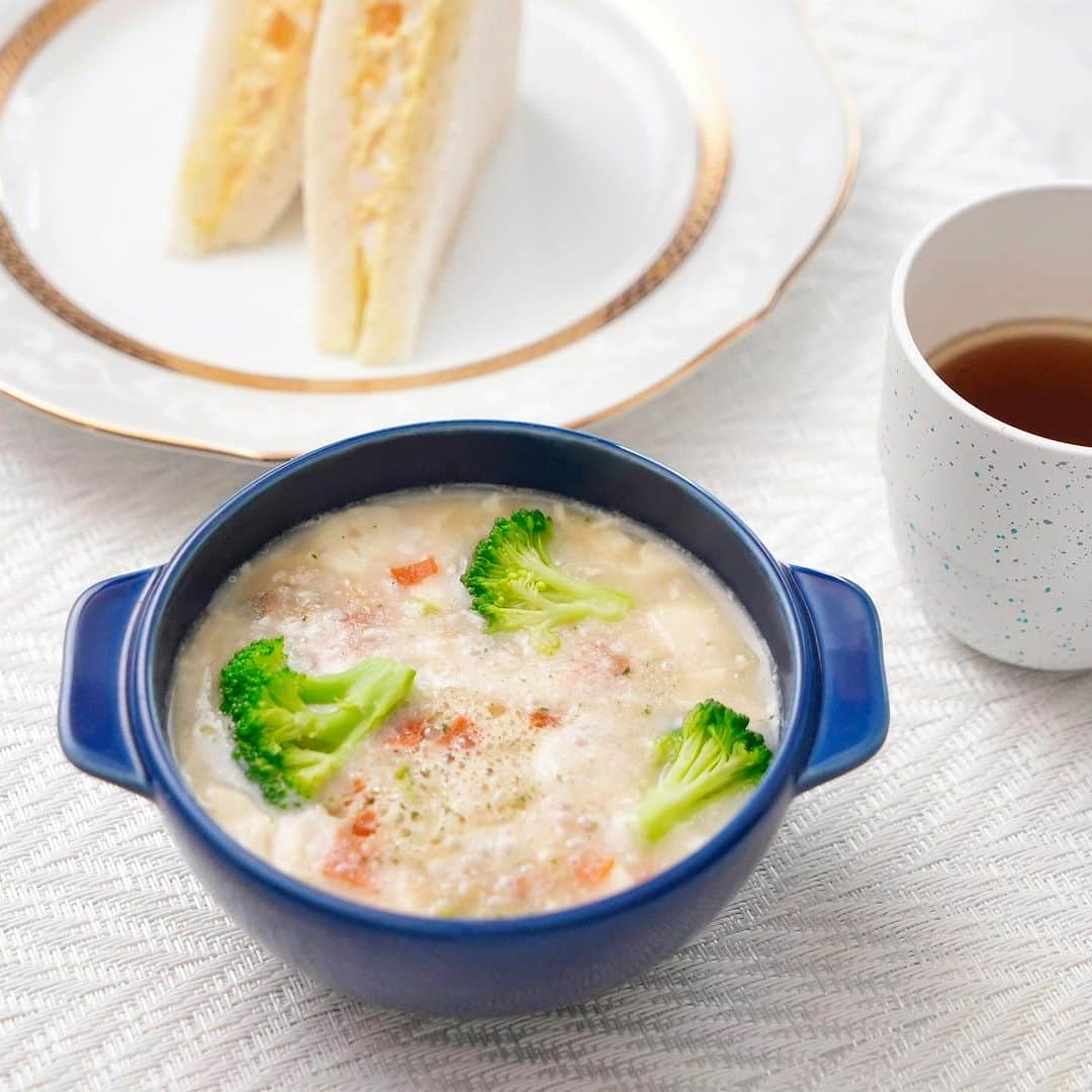 高橋晴香のインスタグラム：「豆腐と食べるちょい飯🍽 ⁡ ⁡ おかめのちょい飯シリーズに最近ハマってて♡ ⁡ ⁡ 今日は、たまごサンドにちょい飯のクラムチャウダーをプラス✨ ⁡ ⁡ 具材入りで手軽に美味しく食べられる新しいスタイルのお豆腐🫶(とろみ野菜・クラムチャウダー・担々スープの3種類あるよ) ⁡ ⁡ そのままでも良いんだけど、クラムチャウダーにブロッコリーを入れて食べてみた🥦 ⁡ ⁡ タンパク質はもちろん、ブロッコリーに含まれるビタミンやミネラルも摂取出来るし◎ ⁡ ⁡ うま味のあるまろやかな味わいのスープで美味しいの😋 ⁡ ⁡ 何よりレンジで3 分、簡単に調理出来るから便利なんだ👌 ⁡ ⁡ 豆腐の栄養も摂れて、低カロリーなお豆腐だからしっかり食べても大丈夫🙆‍♀️ ⁡ ⁡ ヘルシーだし、私はタンパク質補給の切り札として、このちょい飯を小腹が空いた時・仕事の合間・忙しい日に利用をおすすめする💁‍♀️ ⁡ ⁡ さっと済ませられて後片付けも楽だし🤍 ⁡ ⁡ ちょい飯は東北・関東・甲信越・静岡のスーパーマーケットで発売されてるよ❣️ ⁡ ⁡ #PR #ちょい飯 #ヘルシー #手軽 #簡単調理 #レンジで3分かんたん満足ちょい飯豆腐 #レンジで3分簡単ヘルシーちょい飯豆腐  #レンジで3分タンパクおやつちょい飯豆腐 #タカノフーズ #おかめ豆腐」