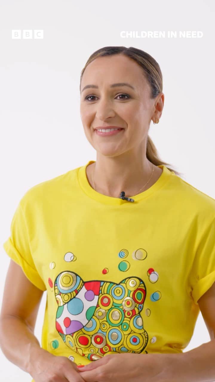 ジェシカ・エニス＝ヒルのインスタグラム：「I’m delighted to be part of @bbccin’s 2023 schools’ campaign, celebrating the power of positive relationships and how they help to support children and young people throughout their school years 💛   Schoolchildren across the UK can fundraise and help change young lives up and down the country, so get involved! The Pudsey Bearpee Challenge is a great way to start link in my bio 💫」