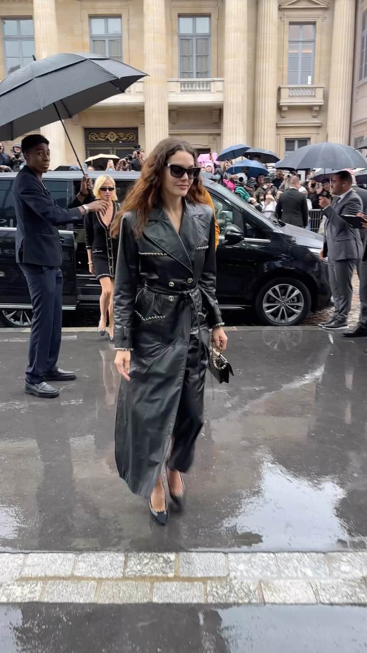 Vogue Españaのインスタグラム：「@ana_rujas y @oliviabaglivi han sido dos de las invitadas españolas al desfile de @chanelofficial ▪️Vídeo: @enzoply」