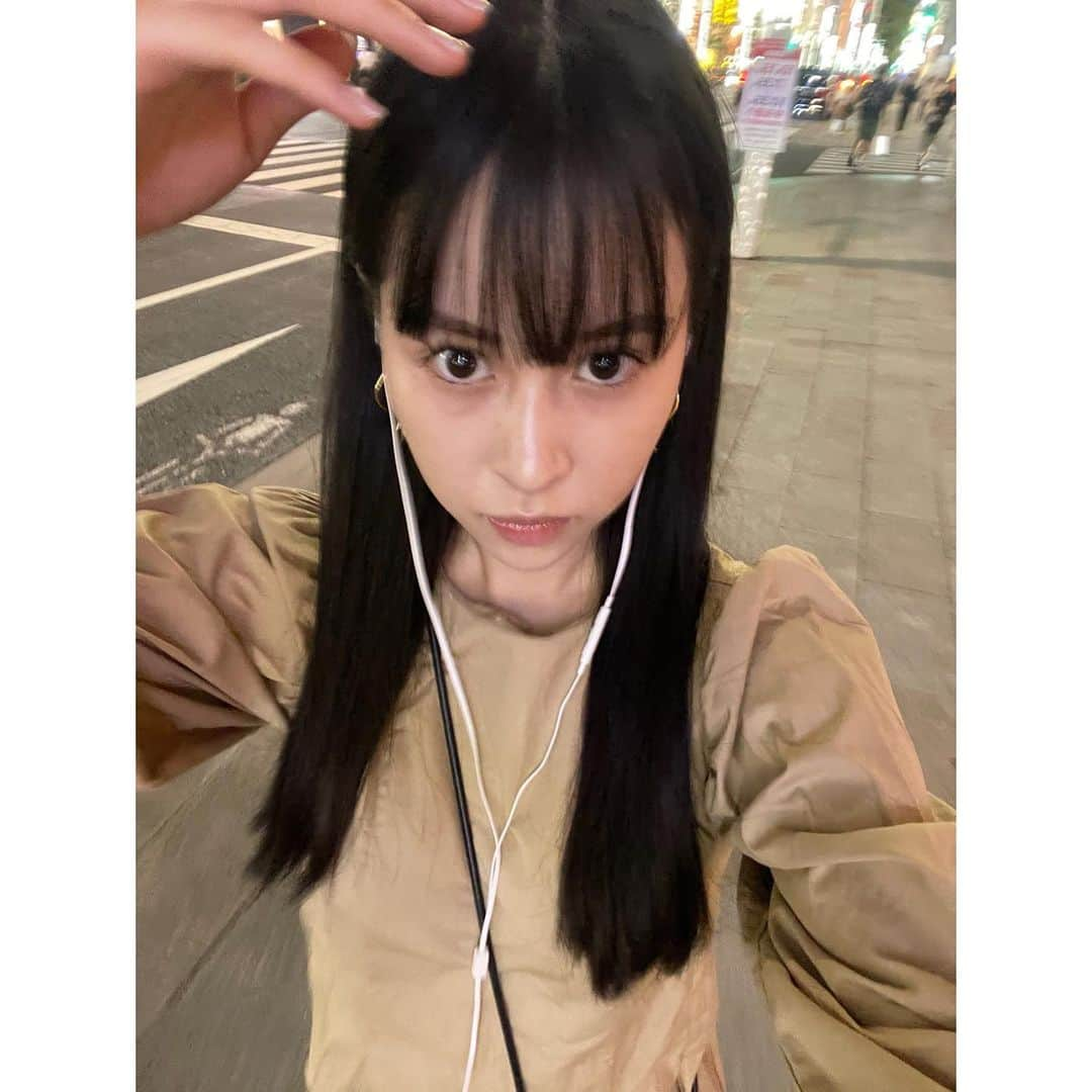 白上心望のインスタグラム：「・ ・ ・1日で伸びた？レベルで伸びるの早いから切ってやった✂️ ・ ・ ・秋冬は前髪ありでマフラーしてるのが個人的には好き ・ ・ ・10月入ったら一気に寒くなった🍂」