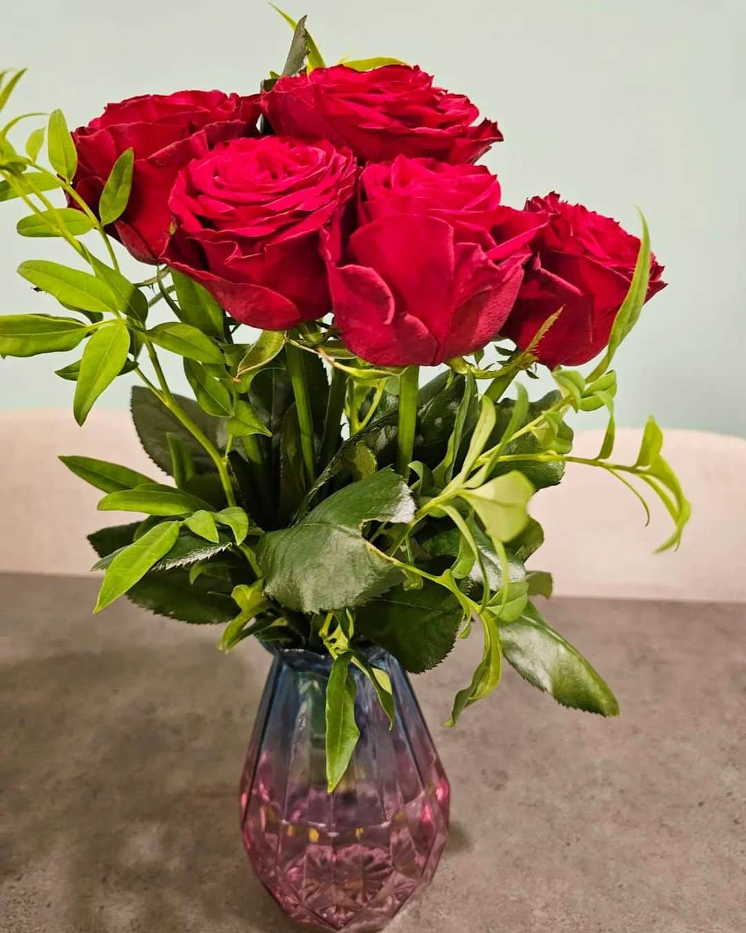 杉山由紀子さんのインスタグラム写真 - (杉山由紀子Instagram)「💐@moafura_officia  今回届いたのは... アマダという真っ赤な素敵な薔薇🌹  ほんとにいつも思うけどここのお花キレイで素敵✨✨  季節を感じられたり、気分を切り替えてくれたり、お花って本当におうちに飾ると幸せな気分になります😌♥️  みなさんの好きなお花はなんですか？？✨ ぜひ教えてくださいね😄  #PR #moafura #モアフラ #お花の定期便 #お花のある暮らし #バラ花束 #バラ定期便 #バラサブスク #バラギフト #お花のある暮らし #バラ #花 #flower #氣 #大人かわいい #赤薔薇」10月3日 20時06分 - yukikosugiyama