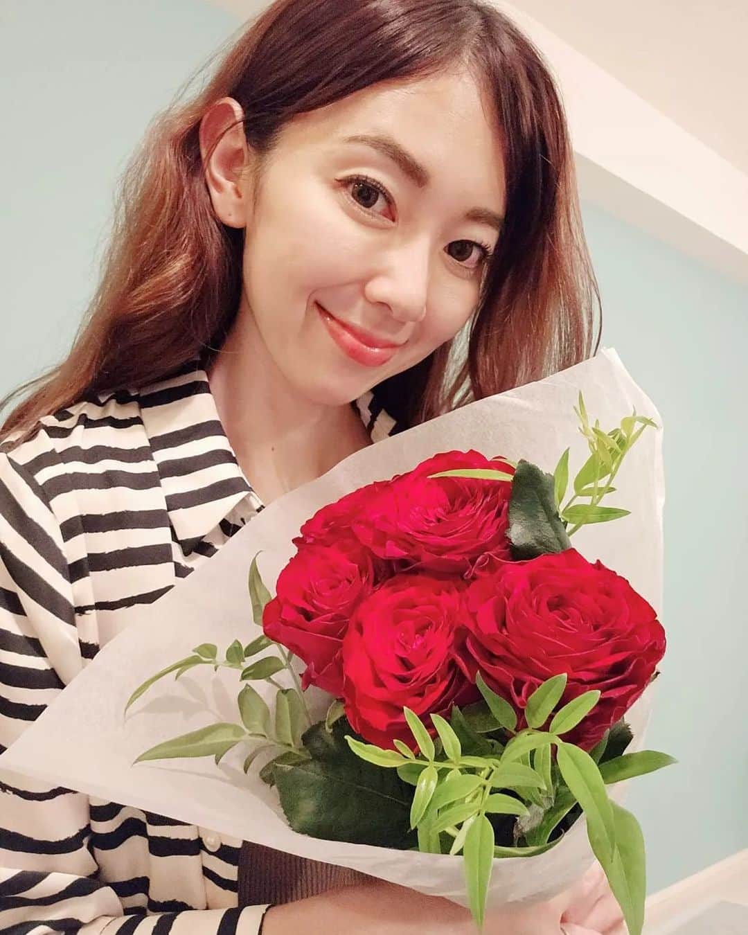 杉山由紀子のインスタグラム：「💐@moafura_officia  今回届いたのは... アマダという真っ赤な素敵な薔薇🌹  ほんとにいつも思うけどここのお花キレイで素敵✨✨  季節を感じられたり、気分を切り替えてくれたり、お花って本当におうちに飾ると幸せな気分になります😌♥️  みなさんの好きなお花はなんですか？？✨ ぜひ教えてくださいね😄  #PR #moafura #モアフラ #お花の定期便 #お花のある暮らし #バラ花束 #バラ定期便 #バラサブスク #バラギフト #お花のある暮らし #バラ #花 #flower #氣 #大人かわいい #赤薔薇」