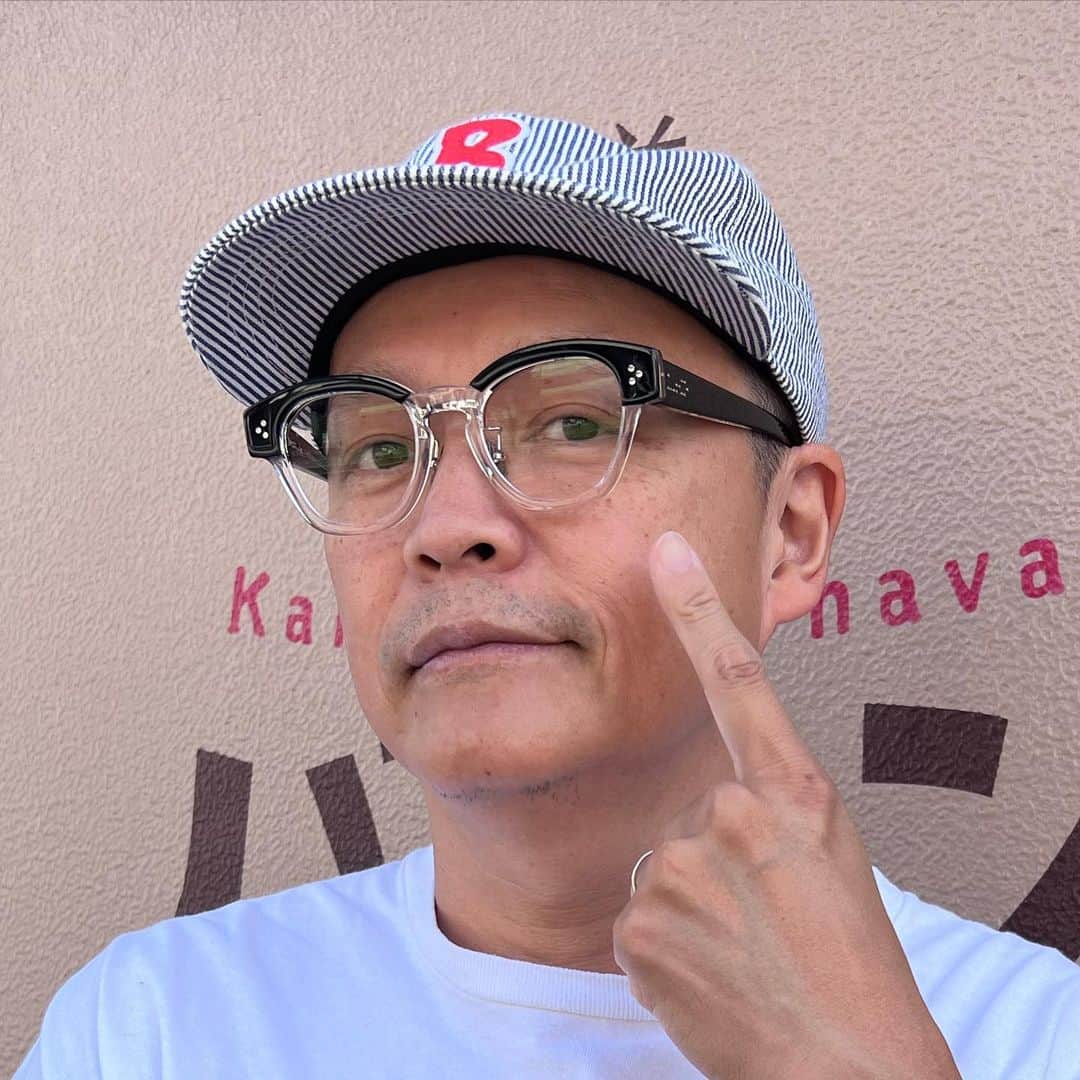 Boseのインスタグラム：「新しい眼鏡を作った。近眼でもあり軽く老眼でもある自分にベストなデザイン。これで、ちょっとスマホを見るために眼鏡を外して、それを置く場所がない、という状態から解放されるはず！ #mrcasanova #heads」
