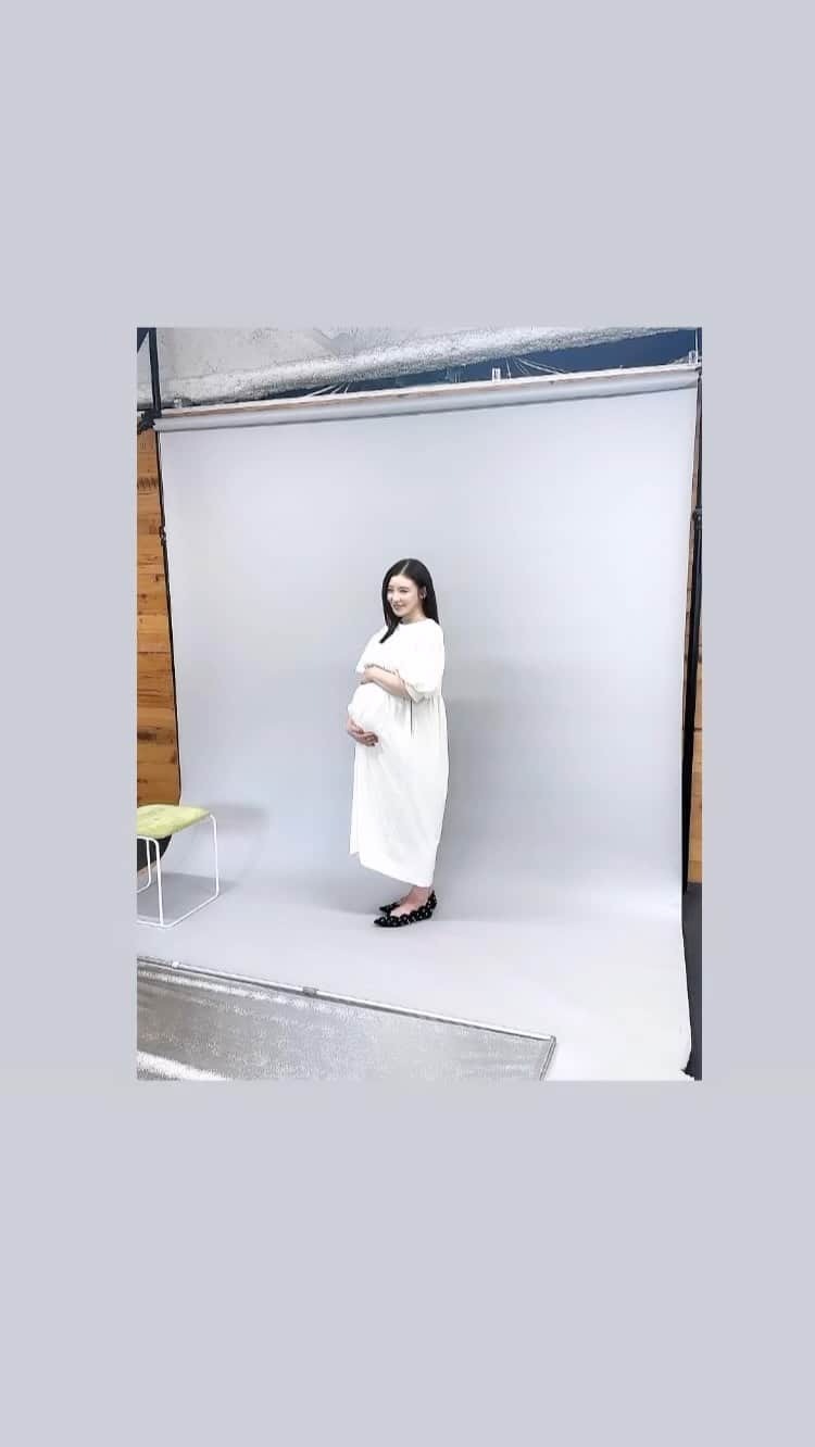 手島優のインスタグラム：「🤰 実は産休発表の時に使っていた写真は　  マタニティとは全く関係ない撮影だったんですけど ご厚意に甘えて撮って頂いていた時の写真を使わせて頂いてました🤰  ありがとうございました！！  プライベートでマタニティフォト撮る予定も無かったので感謝しております✨  最後の方、どんどん申し訳なくなって　 「本当にいいんですよね？」っていうカメラ目線。😅笑  優しさ😭ありがとうございます✨  #マタニティフォト　#感謝」