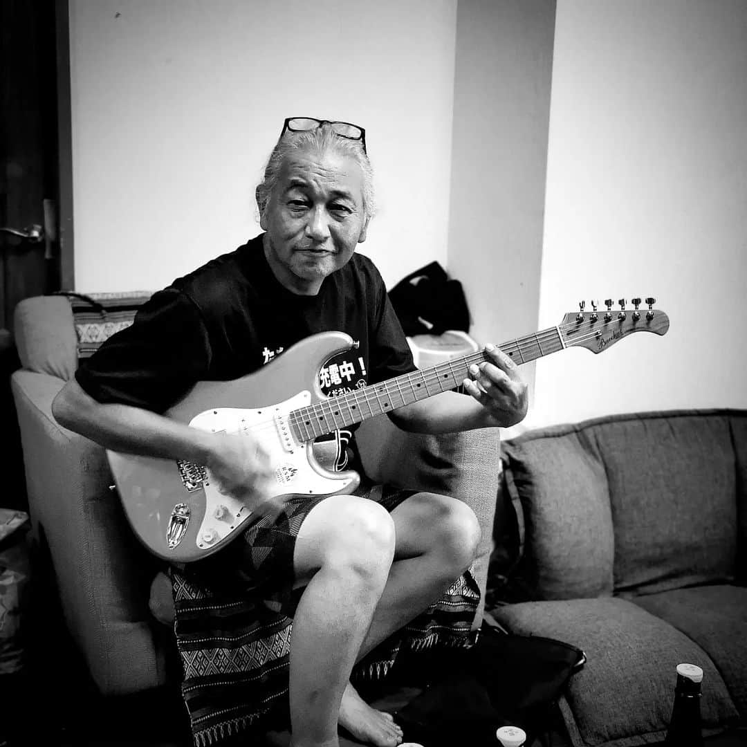 広部俊明のインスタグラム：「浅井が沖縄に置いてきたギターをする弾いてるぜ!」