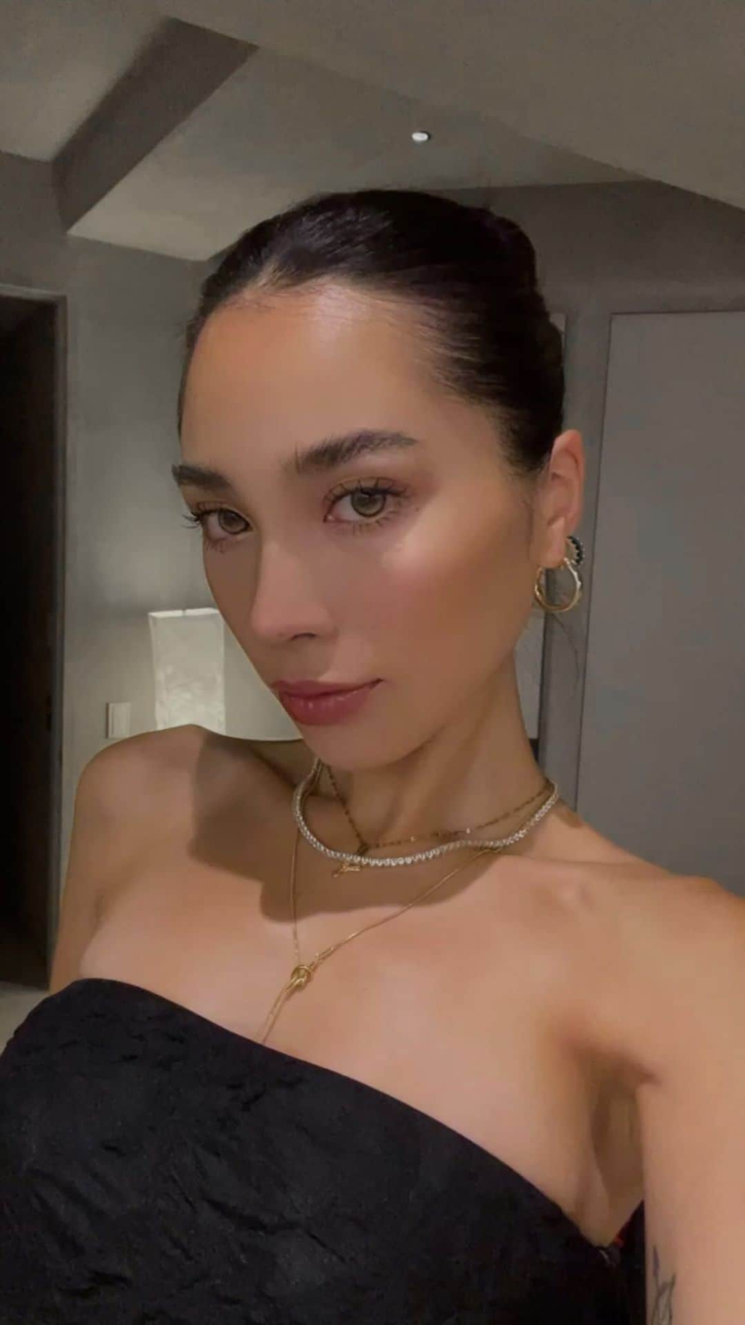 のインスタグラム：「. 久しぶりのお呼ばれスタイル👠✨ この髪型し過ぎるとオデコ広くなるよって聞いてから あんまりこの髪型したくないんだけど、 しちゃうよね〜 10日に1回くらいだったらなんだか大丈夫な気がして、 しちゃうよね〜 #10日に1回しか許されない髪型  #生活音がすごい」