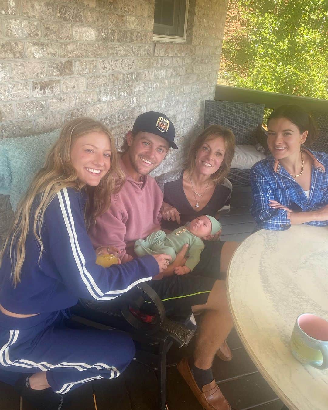 ケリー・ハイランドのインスタグラム：「Great weekend at home with family ❤️💋」
