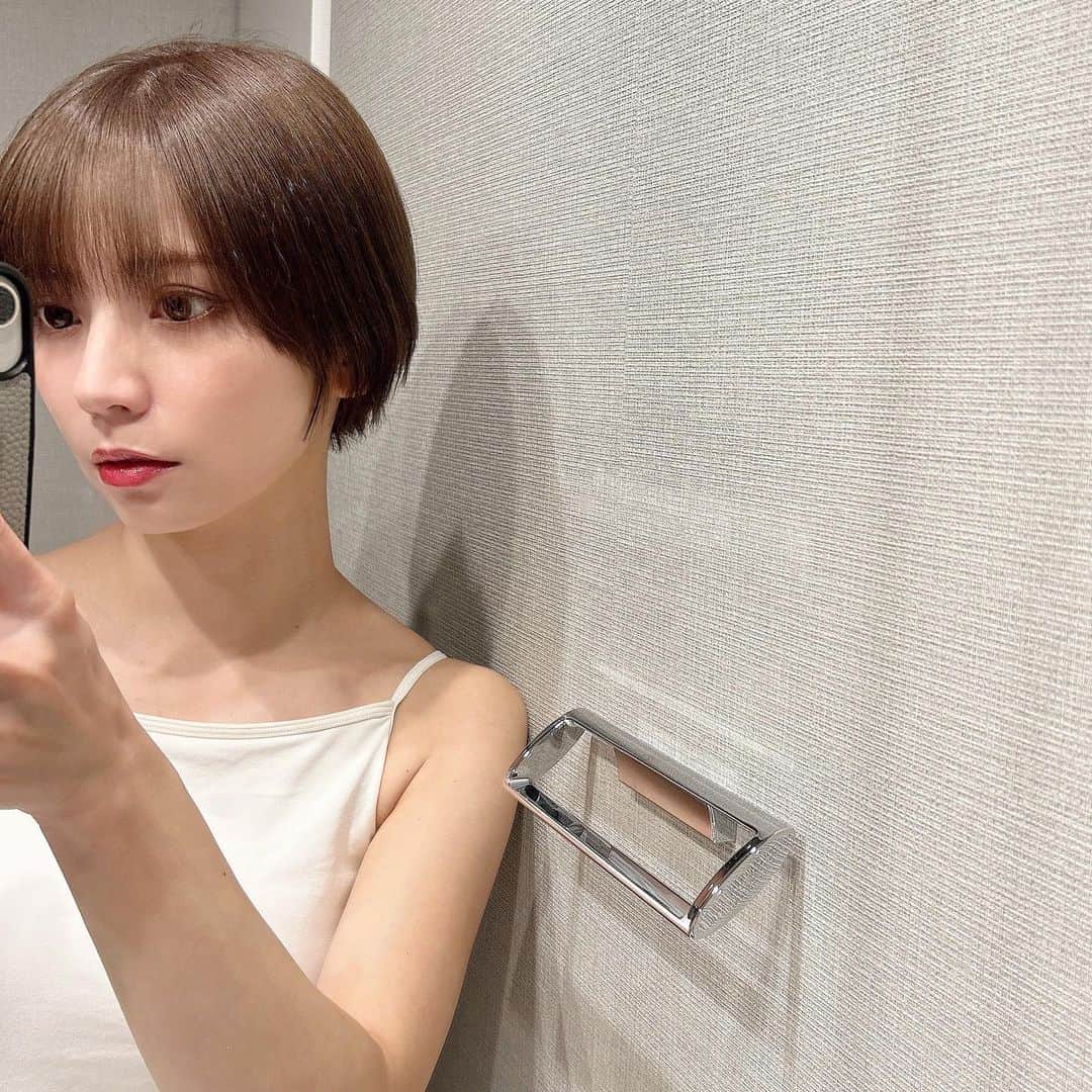 のインスタグラム：「． \ 頭皮ケアも出来るウォータートリートメント /  子どもを産んでからもうすぐ3年が経つのですが、髪質がホント変わったよね☹️  とにかく全体的にパサつきやすい。 私カラーが抜けやすくて褪色するとそれが老けて見えるから余計に悲しい。  だから髪の毛と頭皮の保湿は重要視していて  B PROJECT のウォータートリートメントはシリコンフリーで頭皮の毛穴に詰まることなくむしろ頭皮洗浄と保湿も兼ねてくれるからメッチャ重宝してる🤲✨  シャンプー後に頭皮から毛先につけてサーっとつけて、軽くマッサージと毛先に揉み込んですぐ流すだけでケア完了。  放置時間もないし、簡単でいい💯 これならデイリーケアに追加できる。  秋冬は外気の乾燥がホント強いし、乾燥してる期間も長いから毎日の積み重ねで頭皮ケアもしていきましょう✊🍂 ． @b_project.jp #pr #BPROJECT #ウォータートリートメント #頭皮ケア #頭皮トリートメント #ヘアケア #ヴィーガン」