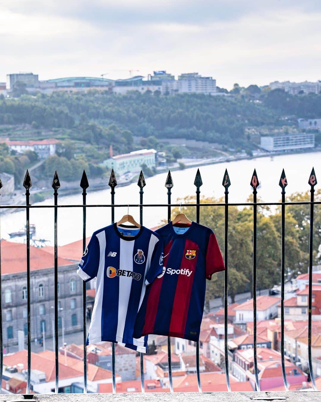 FCバルセロナさんのインスタグラム写真 - (FCバルセロナInstagram)「𝘼𝙣𝙙 𝙨𝙤 𝙬𝙚 𝙢𝙚𝙚𝙩 𝙖𝙜𝙖𝙞𝙣 ⚽🤩   FC Porto 🆚 FC Barcelona   #FCPFCB #UCL」10月4日 5時40分 - fcbarcelona