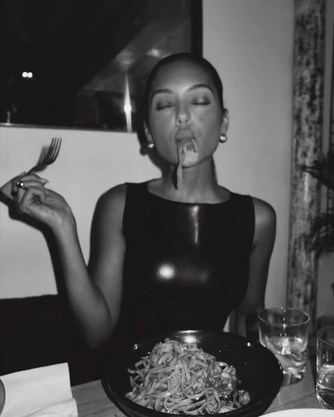 のインスタグラム：「glammed and fed in paris 🖤」