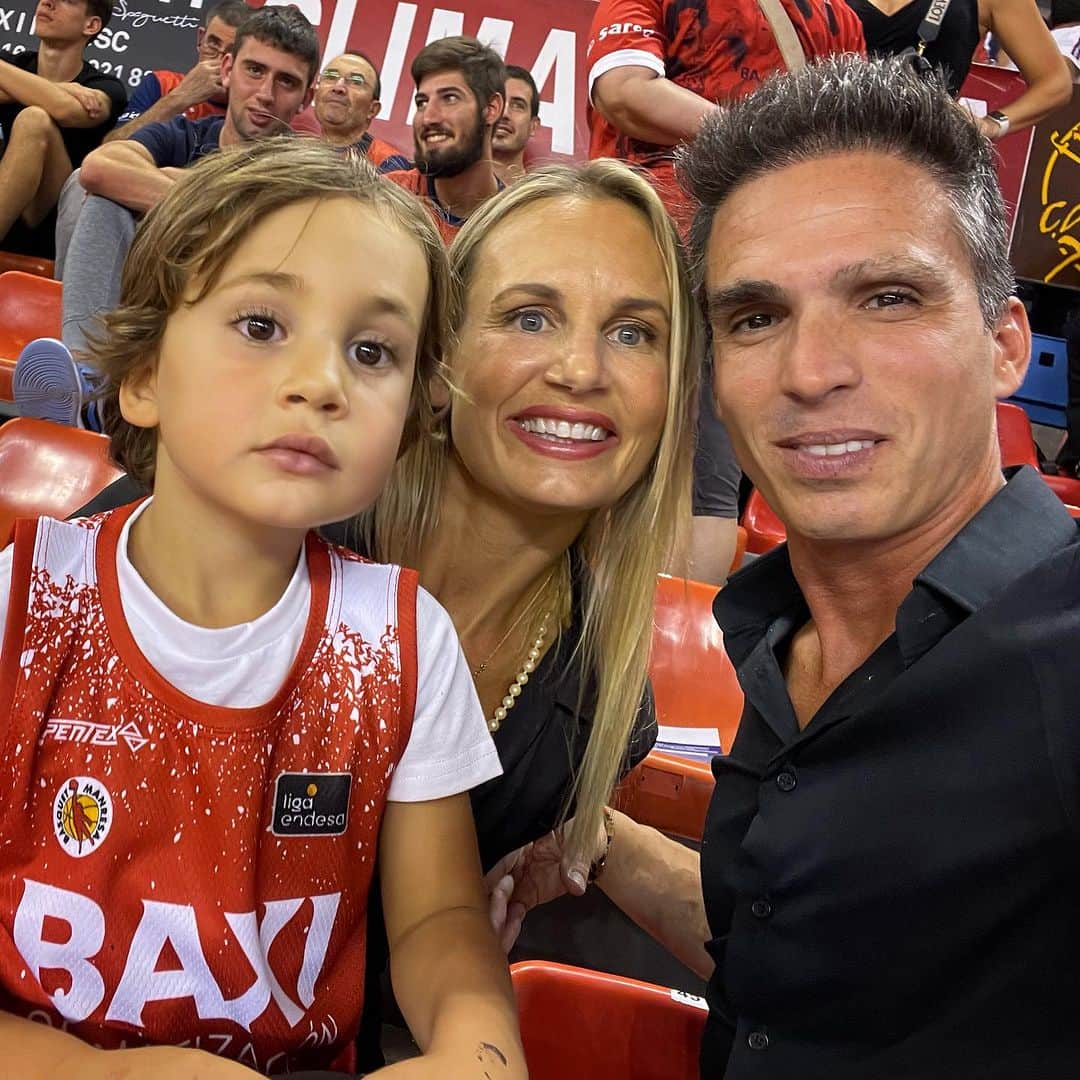 トニ・エリアスのインスタグラム：「Supporting my hometown team @basquetmanresa !!! What a great time,such comebacks...We screamed like crazy!!! We could see our LA friend @brandont824 in action and the rest of the Team!! BLAAAAST!!! Thanks @aquaflix_es @joan_sardanyons21 to let us live a wonderful night!!! ♥️🙏😘 #baximanresa #letsgo #resa #racosonat 🙌 @paytonntaylorr 🙏」