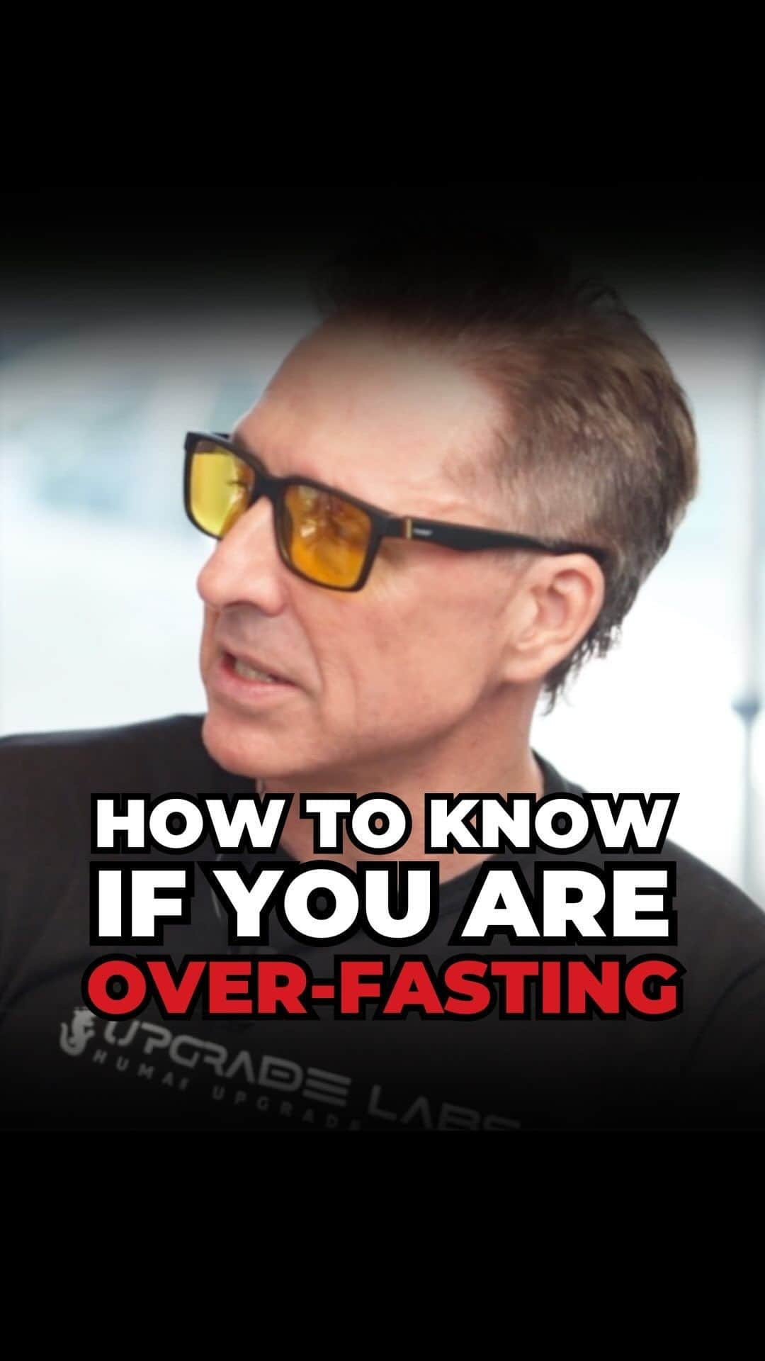 デイヴ・アスプリーのインスタグラム：「Most people over-fast when they start intermittent fasting.  Both men and women suffer to sleep through the night and start losing hair.  Women notice their monthly cycles begin to get off-kilter.   Men start waking up without a kickstand.  Why?  Fasting is a stressor.  When you fast, consider these three things: How you exercise, how you slept the night before, and any other stressors in your life.  Fasting is a powerful biohack – just don’t overdo it.  If you want to learn more about how to intermittently fast at an optimal level, check out Fast This Way. 👊🏼  (via @krisgethin)  #daveasprey #biohacking #biohacker #fastthisway #fasting #intermittentfasting #burnfat #diet #fastingdiet #fastthisway」