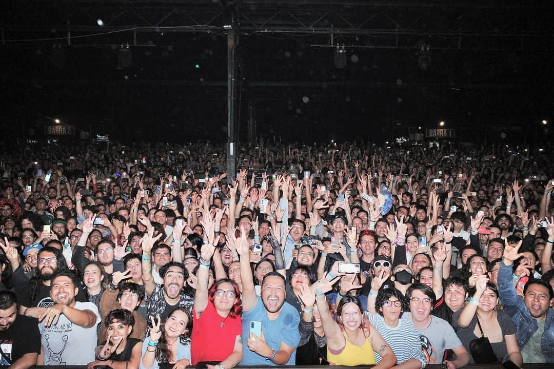 ヤー・ヤー・ヤーズさんのインスタグラム写真 - (ヤー・ヤー・ヤーズInstagram)「GDL that was insane! Thank you for waiting for us for all of these months 🫶 CDMX Es hoy, Es Hoy!! See you tonight, get there early for @the_linda_lindas 💥🇲🇽  📷 1, 3-4, 7-8, 10 @dess_y_dess  2, 5-6, 9 @little_vampire」10月4日 5時51分 - yeahyeahyeahs