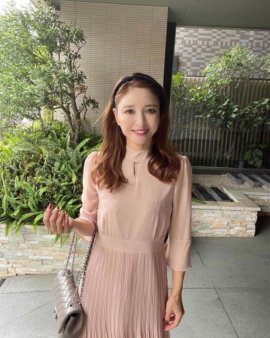 のインスタグラム：「先日のコーディネート。 淡いくすんだピンクがここ2年ぐらいとても好きで、すぐ目が行きます😌 韓国のワンピースは、着丈が長すぎないから好きです😉  ☑️ワンピース、カチューシャ楽天ルームに載せています。 ストーリーに楽天ルームのリンクを貼りました💕  #dress @dholic #パンプス　@rizraffinee_shoes   ・ #fashion#ootd#codinate#instafashion #コーディネート#アラフォー#アラサー#アラフィフ #大人コーデ #お仕事コーデ  #大人ファッション #大人可愛い #韓国ファッション#綺麗めコーデ#きれいめコーデ#カチューシャ#プチプラコーデ#50歳コーデ」