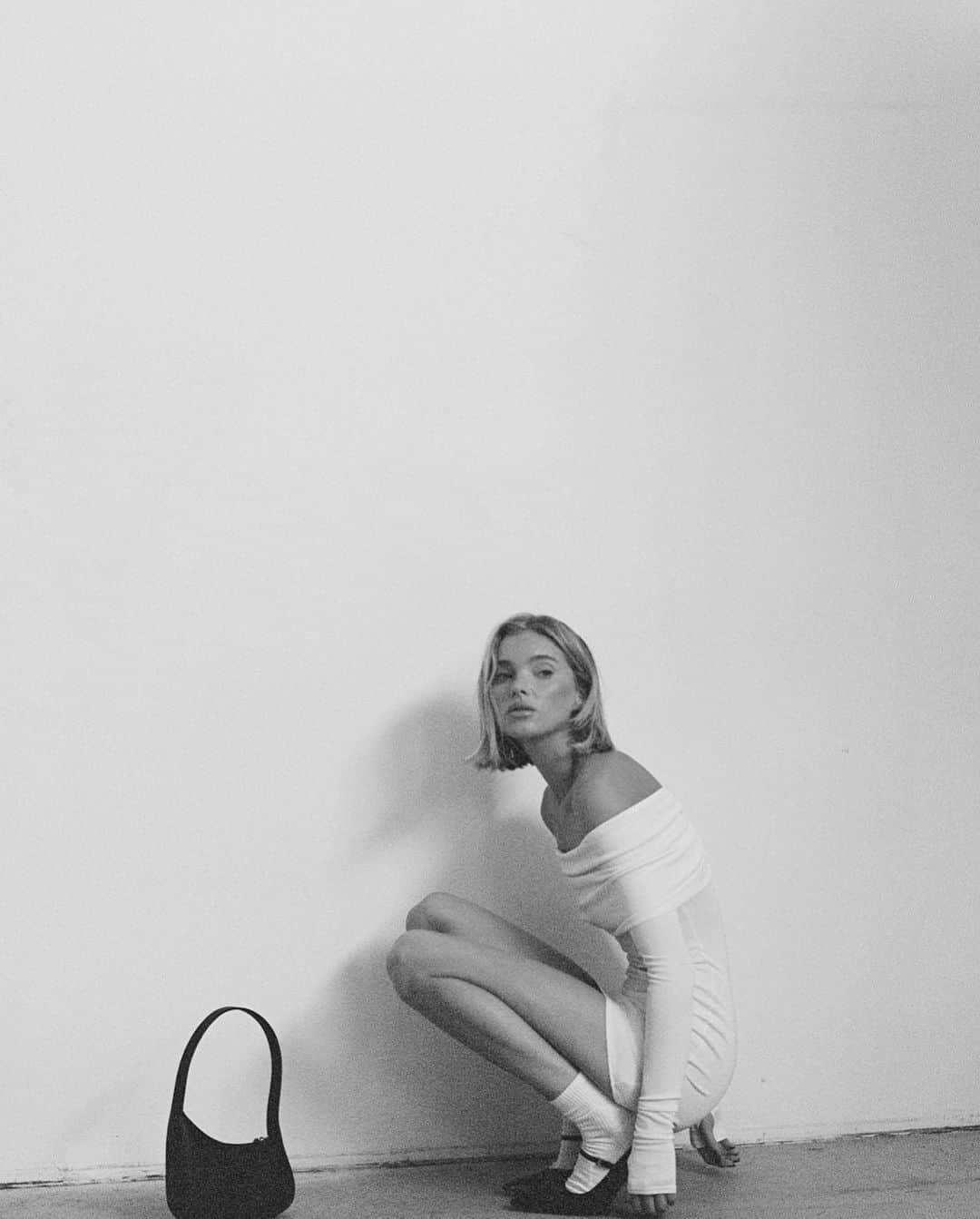 エルザ・ホスクさんのインスタグラム写真 - (エルザ・ホスクInstagram)「The little white dress 🕊️ @helsastudio」10月4日 5時56分 - hoskelsa
