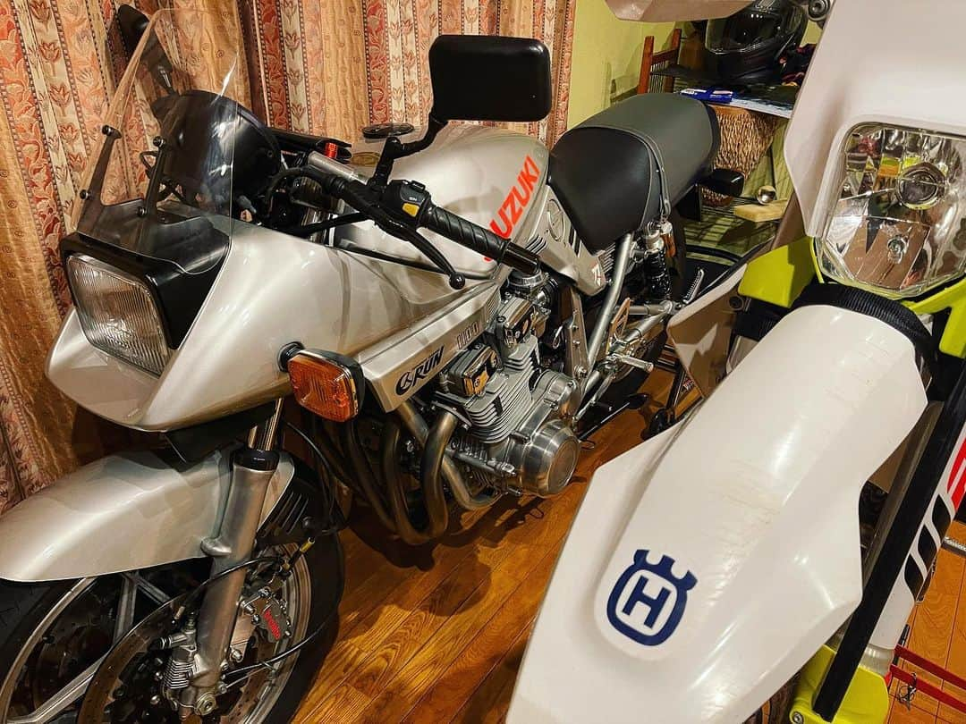 大鶴義丹のインスタグラム：「無関係なふたり  #gs1100 #gsx1100s #カタナ1100 #空冷カタナ #gsx1100s刀 #gsx1100skatana #gsx1100sカタナ　#バイクエンジンオーバーホール #エンジンオーバーホール　#空冷エンジン　#空冷エンジンが好き #キャブレター  #キャブレターオーバーホール  #ハスクバーナモーターサイクルズ #エンデューロバイク #husqbarnamotorcycles #te150i」