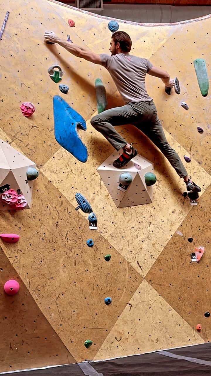 アレックス・ブノワのインスタグラム：「Gym Day 19: Second V5 (now it counts lol), this one static and more on beta About 2.5 months since starting climbing I’m really happy with this! #Bouldering #RockClimbing #V5」
