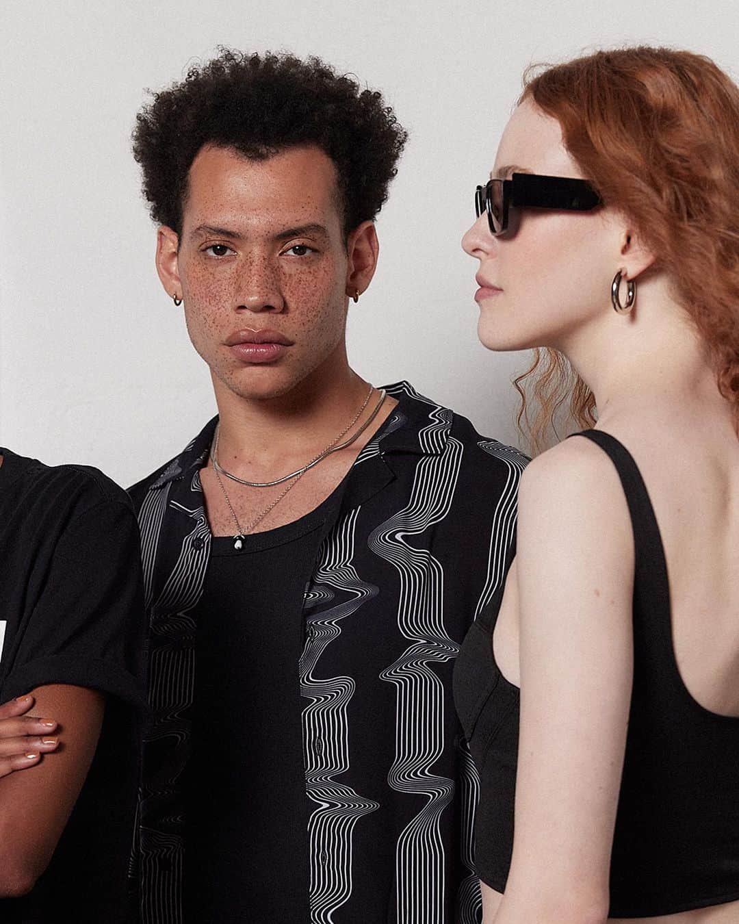 ロジャス・レナーのインスタグラム：「Alguém aí pediu um look P&B para chamar de seu? 🖤🤍 Para dar um up nas suas produções de street style, a camisa com estampa ondulada é a escolha certa para usar como terceira peça. Garanta já a sua clicando nas imagens. #StreetStyle #Fashion #LookInspiração #Camisas #Tendência #ModaMasculina  camisa relaxed em meia malha 871246276 | kit 02 colares em metal 834050645」