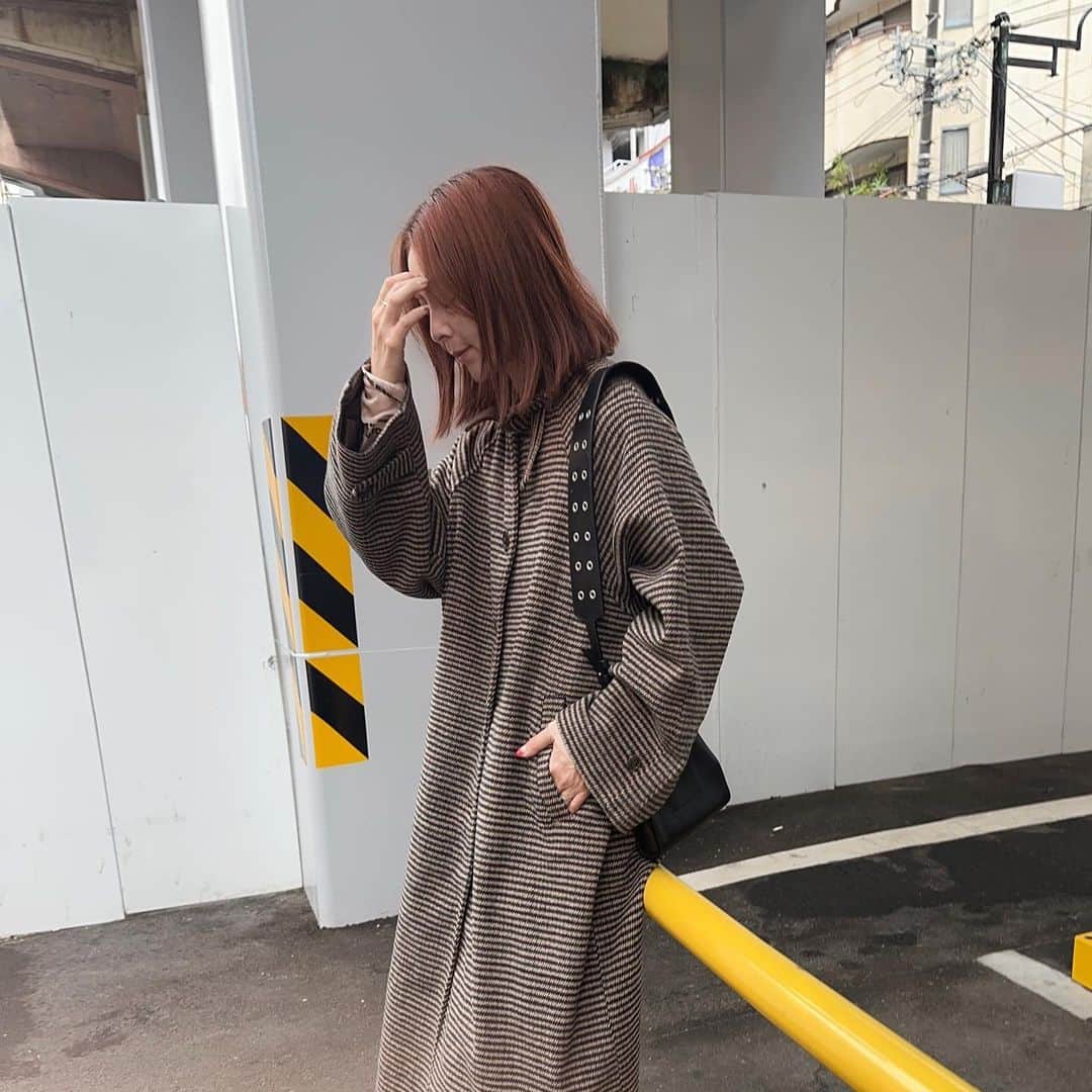 ナカイシミキのインスタグラム：「急にに寒くなって🍂  @bonlecill_official の  🔎2wayメルトンアンブレラヨークオーバーコート  たぽんとした袖もかわいいし スタンド襟にもなる2way  長め丈で何も気にせず着るだけで👌パンツ派さんにも相性よきです  ✅10/5に¥2000オフクーポン使えるよ  #PR #bonlecill #ボンルシール #再入荷 #新色 #コート #アウター #コートコーデ #ステンカラーコート #オーバーコート #ロングコート #チェックコート #スタンドカラー #アウターコーデ #冬アウター #zozotown #大人コーデ #40代コーデ #30代コーデ #ママコーデ #ボブヘア」
