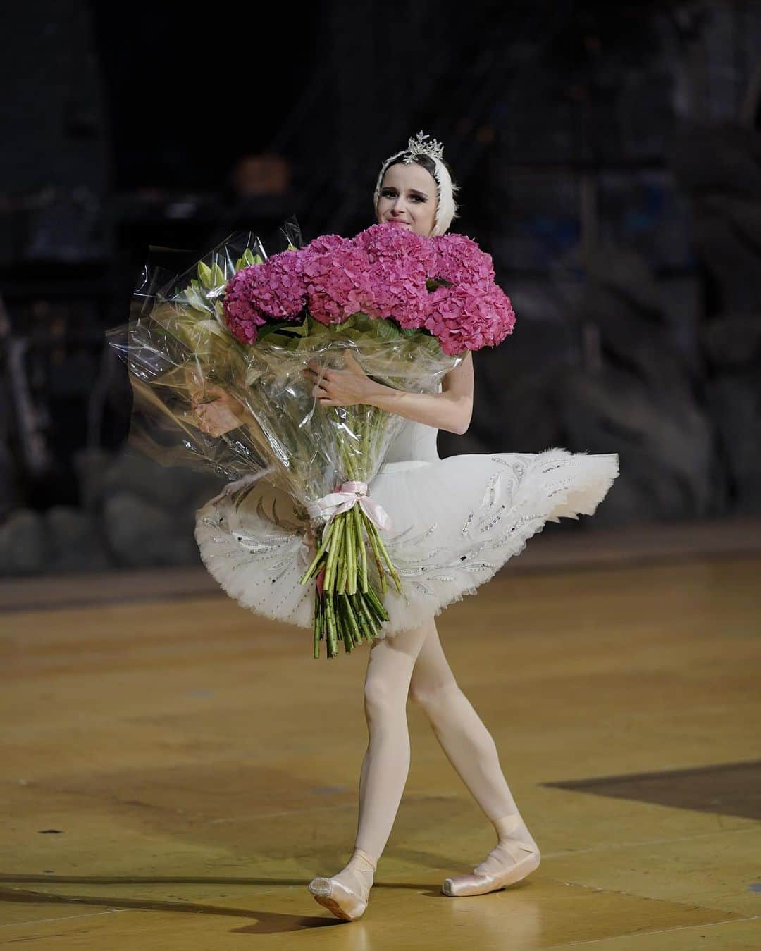 マリア・コーレワのインスタグラム：「Indescribable moments of HAPPINESS 😭 Our “SWAN LAKE” today 🤍 Giving the hugest bows to my fantastic coach Tatiana Gennadievna and wonderful thoughtful partner @philipp_stepin 😍 Photos by @anfffoto   Неописуемый моменты СЧАСТЬЯ 😭 Наше «ЛЕБЕДИНОЕ ОЗЕРО» сегодня 🤍 Мой низкий поклон педагогу Татьяне Геннадьевне и чуткому партнеру Филиппу Степину @philipp_stepin 😍 Фотографии Саши Неффа @anfffoto」