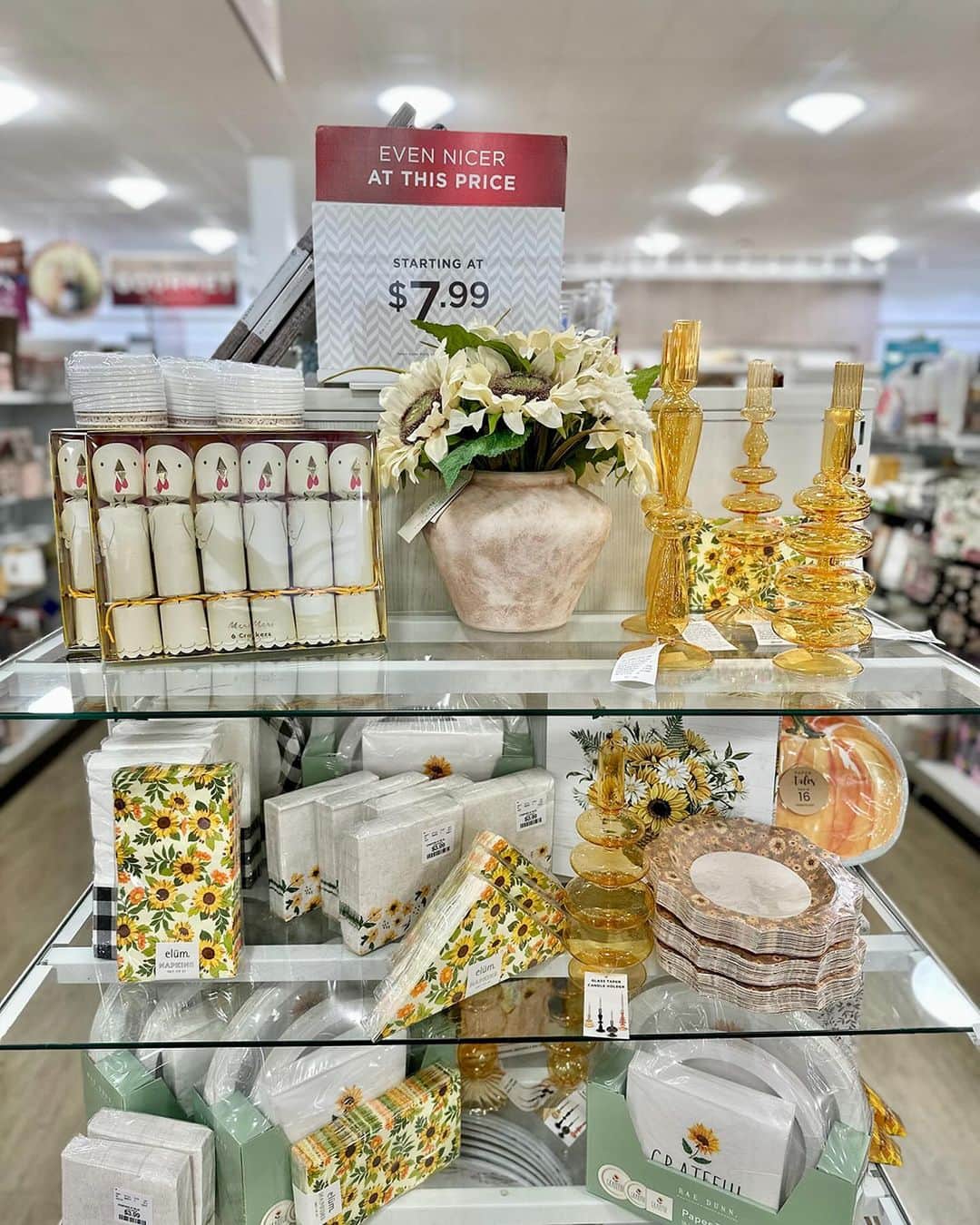 HomeGoodsさんのインスタグラム写真 - (HomeGoodsInstagram)「Cozy season 🤝 cue feast mode ✨🍂Stock up and save on the cutest plates, napkins, decor and more for all your hosting needs.」10月4日 6時10分 - homegoods