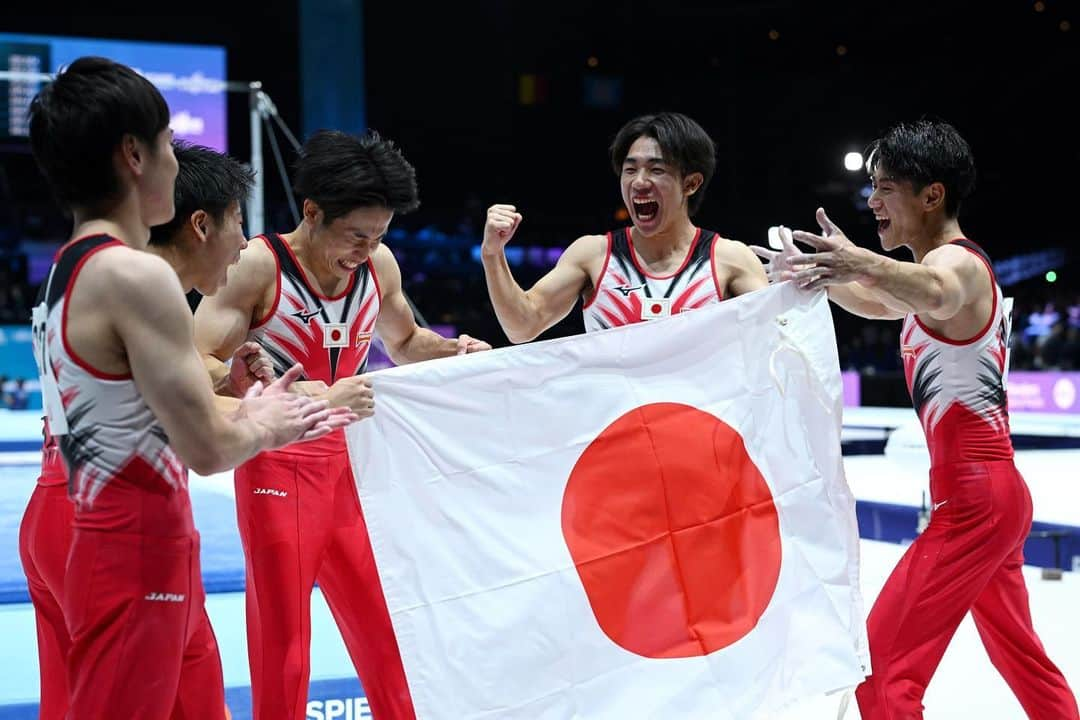 橋本大輝さんのインスタグラム写真 - (橋本大輝Instagram)「世界体操競技選手権2023 男子団体で日本代表が悲願の金メダル獲得🇯🇵🥇🙌  #橋本大輝 #萱和磨 #杉本海誉斗 #千葉健太 #南一輝 #RoadToParis2024 #Antwerp2023」10月4日 6時10分 - hasshii_807