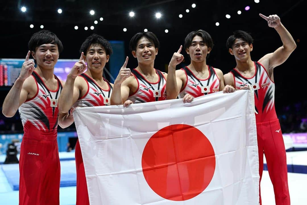 橋本大輝のインスタグラム：「世界体操競技選手権2023 男子団体で日本代表が悲願の金メダル獲得🇯🇵🥇🙌  #橋本大輝 #萱和磨 #杉本海誉斗 #千葉健太 #南一輝 #RoadToParis2024 #Antwerp2023」