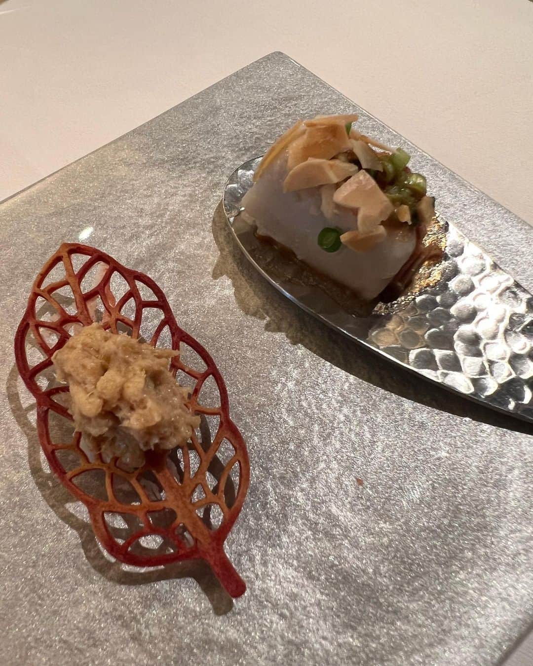 甘糟記子さんのインスタグラム写真 - (甘糟記子Instagram)「昨日はいつメンが五反田のフレンチレストラン　メイにて、私とともえちんのお誕生日お祝いをしてくれました\(//∇//)\ @may_iwata   メイは大好きなお店で、大好きないつメンと美味しくて楽しすぎる時間☆*:.｡. o(≧▽≦)o .｡.:*☆  幸せ〜\(//∇//)\  お料理はいつも本当に美味しくて、そして美しい！  品数も多くて、お茶菓子とかの写真載せきれなかったくらい(≧∀≦)  大食い？のいつメンもみんなお腹パンパンだったよ〜（笑）  息子殿が幼稚園の頃からの付き合いだから、かれこれ9年？10年？ 家族ぐるみで仲良くしてもらってます(๑>◡<๑)  韓国や旅行や食べることが大好きで、趣味が合う（笑） 隙あらばどっか行きたい気持ち満々だしね（笑）  ほんと大人になってからのオタ仲間って最高\(//∇//)\  いつもありがとうね〜☆〜（ゝ。∂）  #大好きな人#オタ仲間#楽しい#いつもありがとう#五反田グルメ#フレンチレストラン#レストランメイ#美味しかった#誕生日お祝い#感謝」10月4日 6時12分 - norihey924