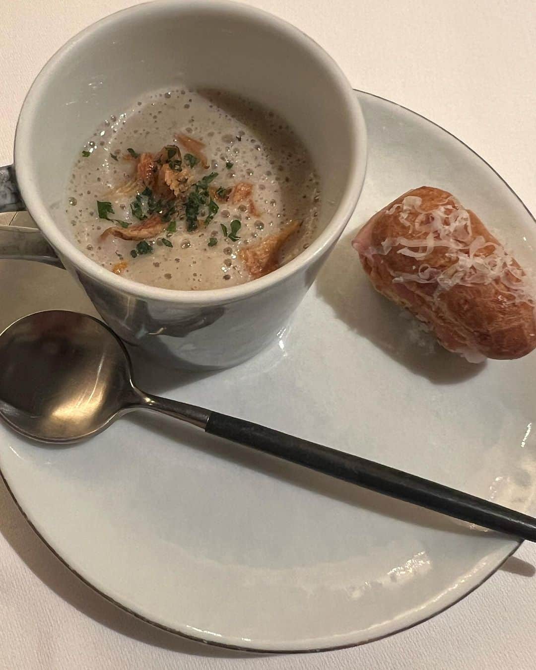 甘糟記子さんのインスタグラム写真 - (甘糟記子Instagram)「昨日はいつメンが五反田のフレンチレストラン　メイにて、私とともえちんのお誕生日お祝いをしてくれました\(//∇//)\ @may_iwata   メイは大好きなお店で、大好きないつメンと美味しくて楽しすぎる時間☆*:.｡. o(≧▽≦)o .｡.:*☆  幸せ〜\(//∇//)\  お料理はいつも本当に美味しくて、そして美しい！  品数も多くて、お茶菓子とかの写真載せきれなかったくらい(≧∀≦)  大食い？のいつメンもみんなお腹パンパンだったよ〜（笑）  息子殿が幼稚園の頃からの付き合いだから、かれこれ9年？10年？ 家族ぐるみで仲良くしてもらってます(๑>◡<๑)  韓国や旅行や食べることが大好きで、趣味が合う（笑） 隙あらばどっか行きたい気持ち満々だしね（笑）  ほんと大人になってからのオタ仲間って最高\(//∇//)\  いつもありがとうね〜☆〜（ゝ。∂）  #大好きな人#オタ仲間#楽しい#いつもありがとう#五反田グルメ#フレンチレストラン#レストランメイ#美味しかった#誕生日お祝い#感謝」10月4日 6時12分 - norihey924